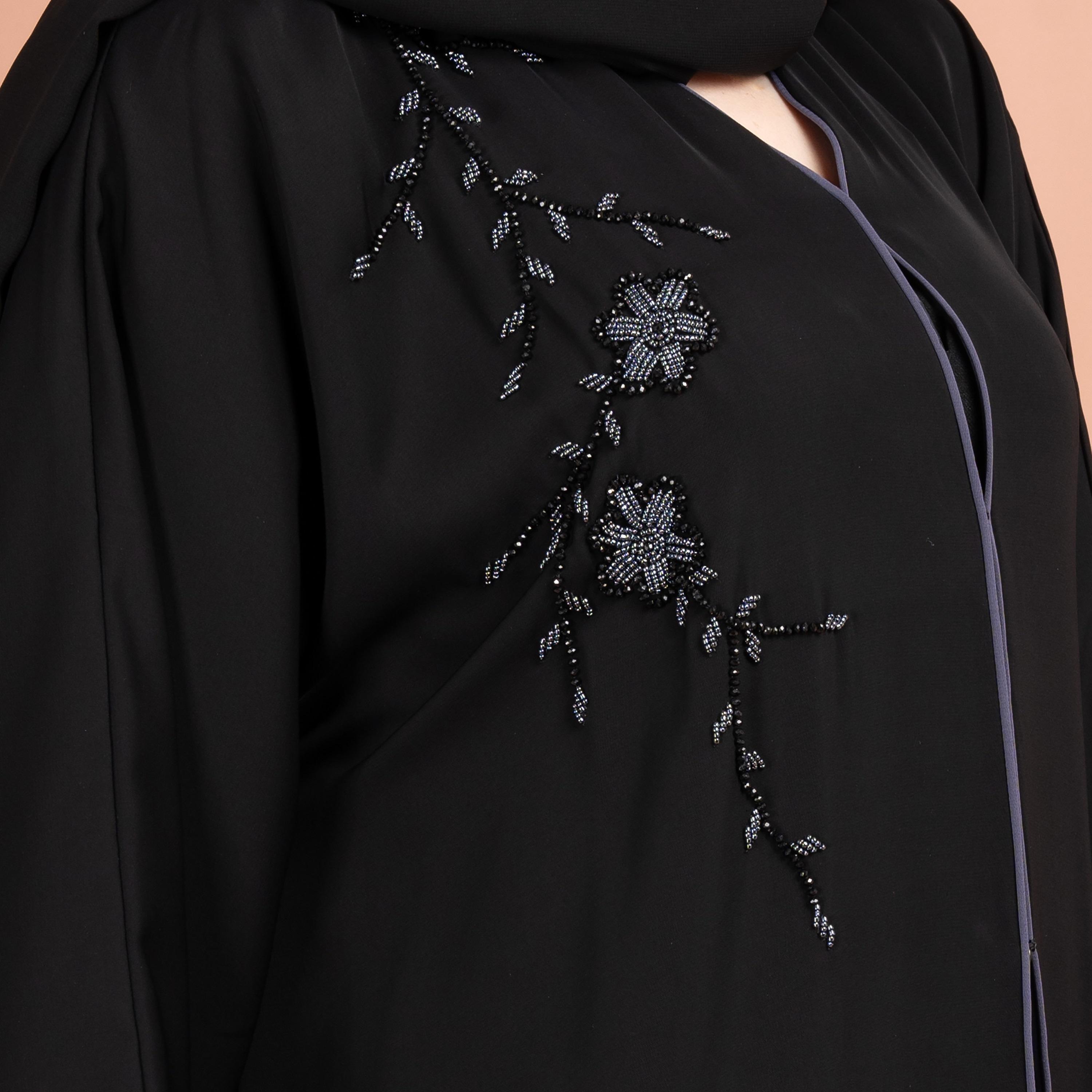 عباية إيككسا باللون الأسود مع حجاب وأكمام مطرزة واسعة بالخرز-women-arabicclothing-abayas-image-2