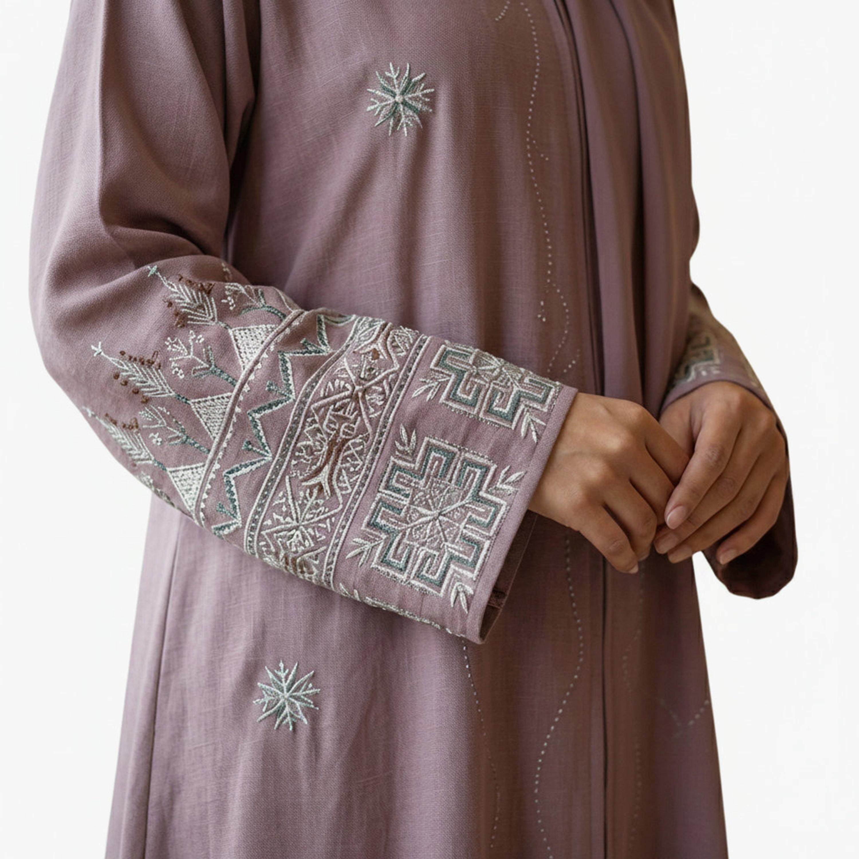 عباءة نسائية بلون "موف" وتطريز "جيوميتريك" هندسي مع حجاب من حديث المدينة-women-arabicclothing-abayas-image-2