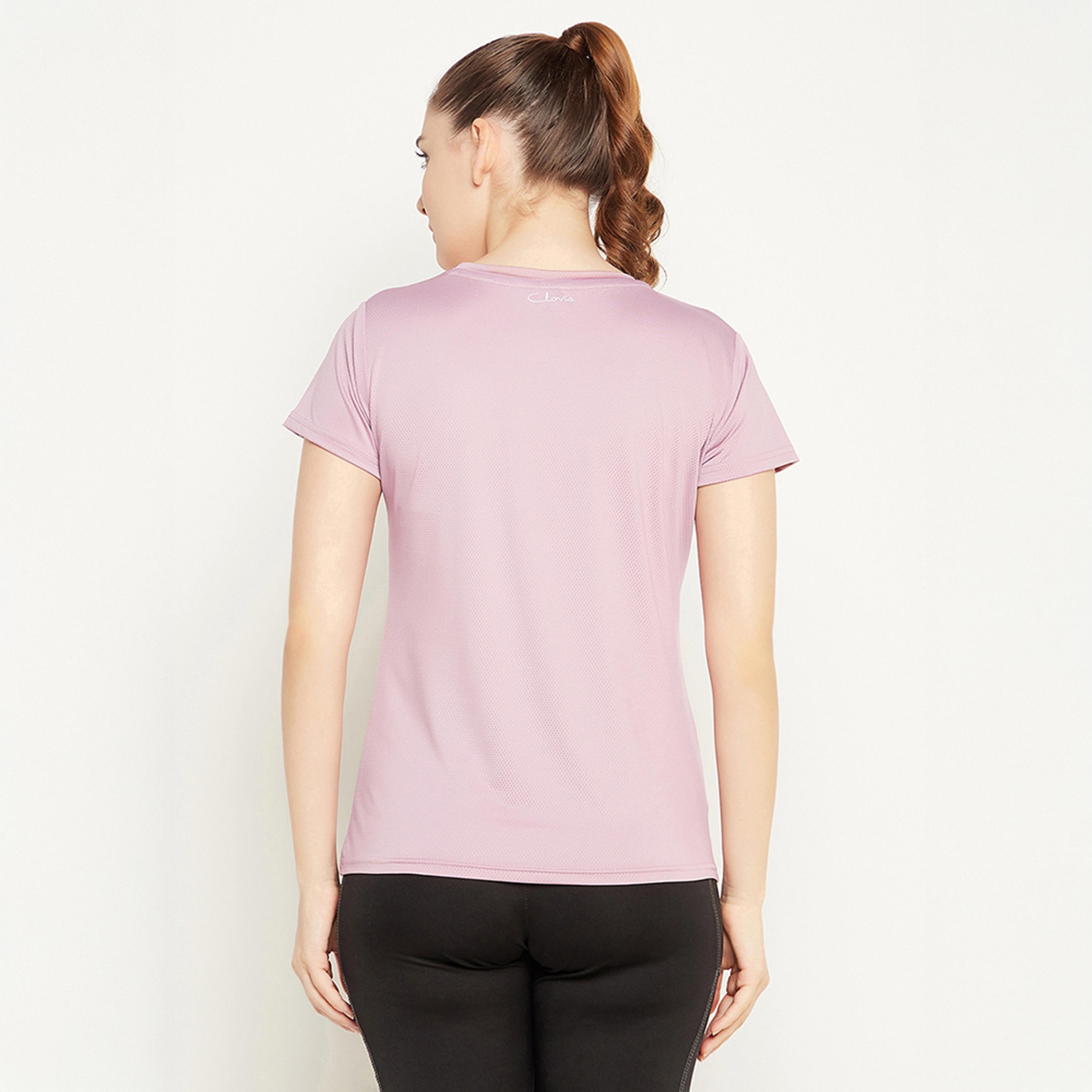 تي شيرت رياضي بقصة مريحة وطبعة كتابية - لافندر من كلوفيا-women-clothing-tshirts-image-5
