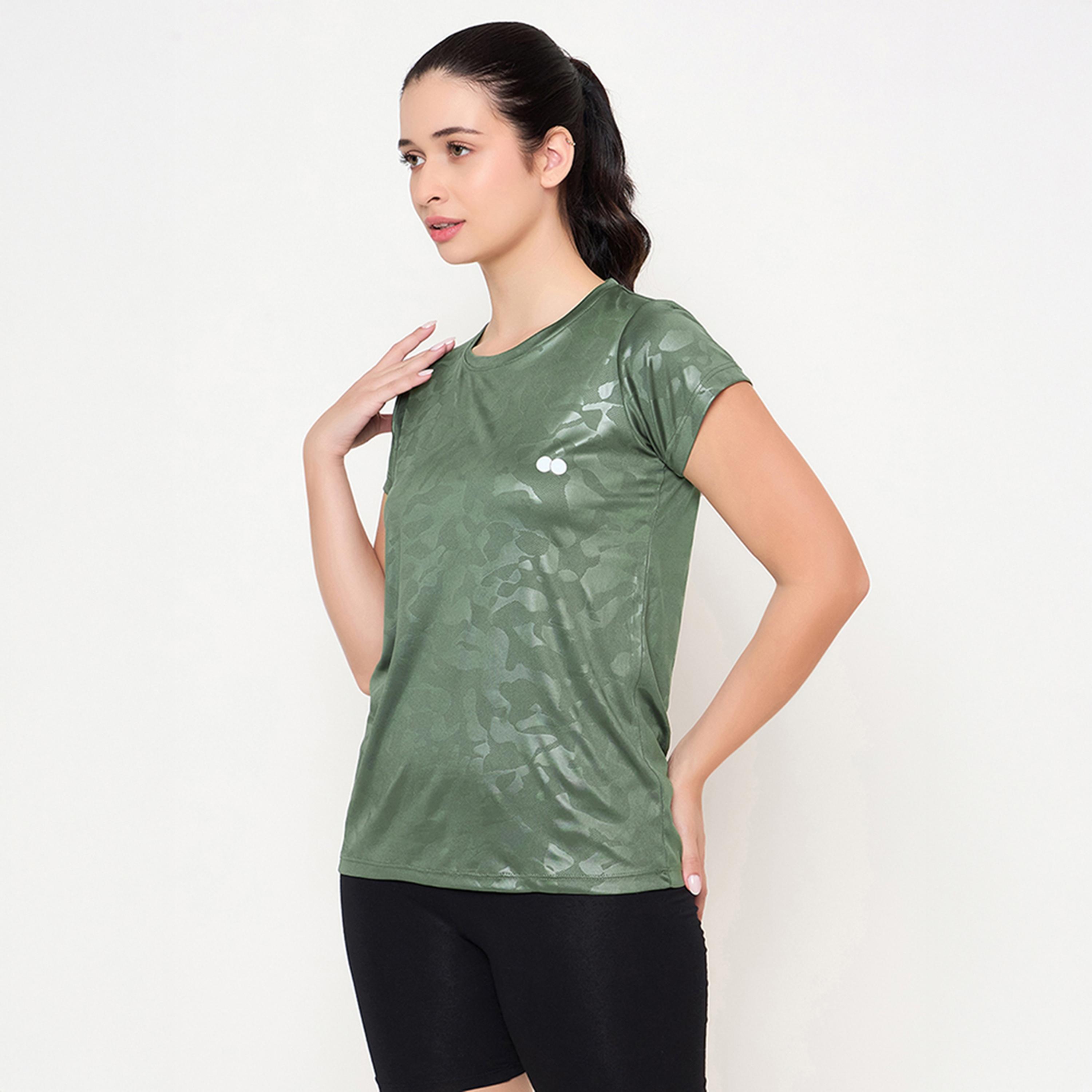 تي شيرت رياضي بقصة مريحة وطبعة مموهة - أخضر فاتح من كلوفيا-women-clothing-tshirts-image-2
