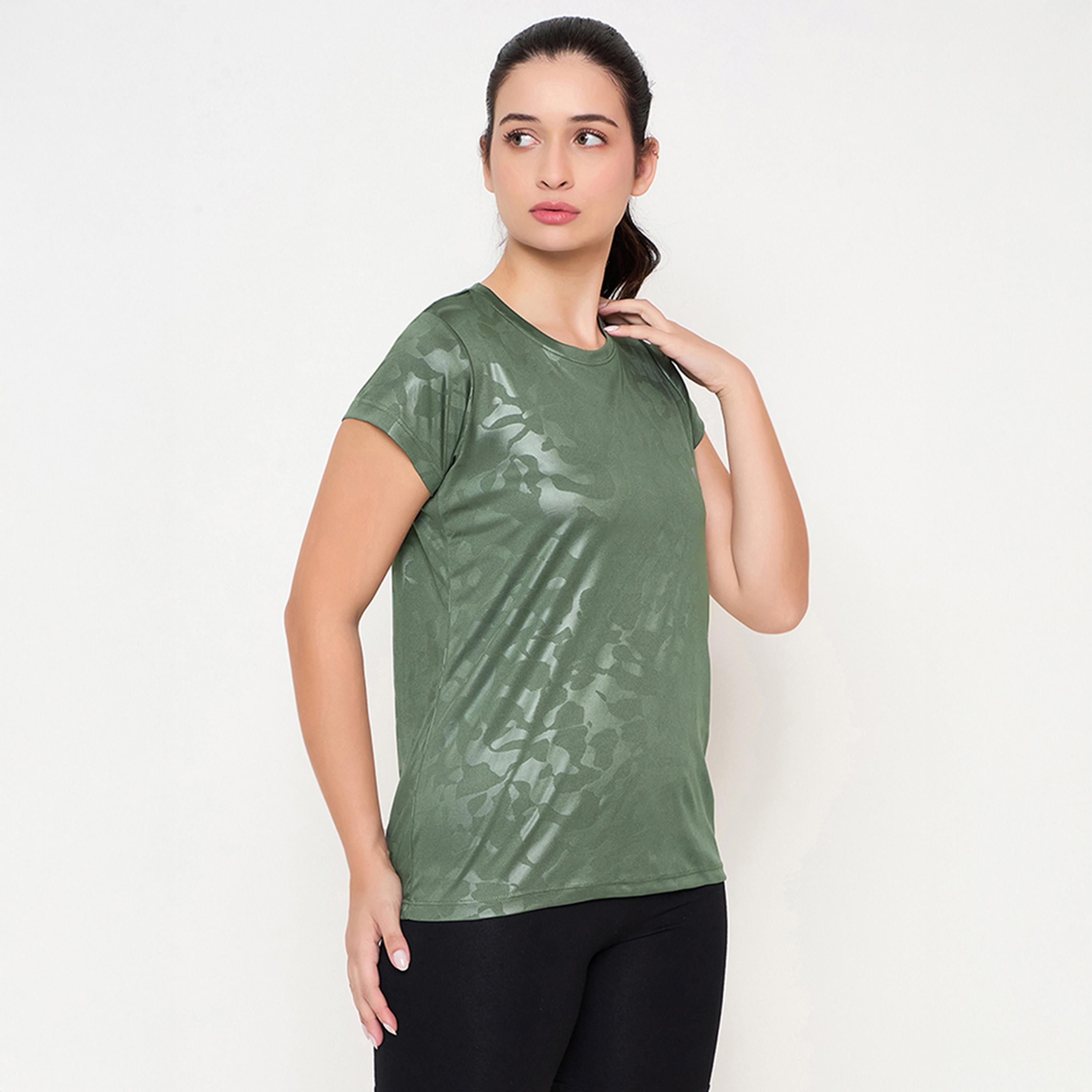 تي شيرت رياضي بقصة مريحة وطبعة مموهة - أخضر فاتح من كلوفيا-women-clothing-tshirts-image-3
