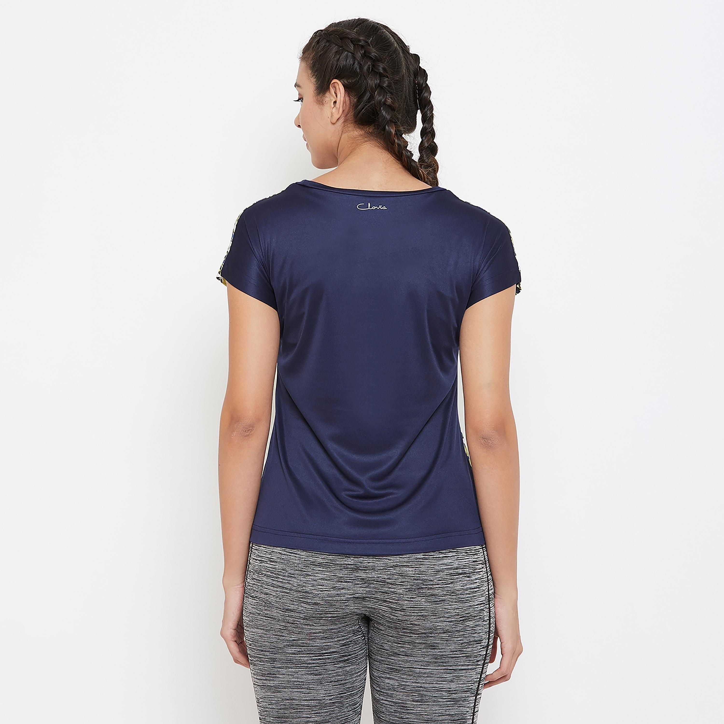قميص قصير الأكمام بطبعة من كلوفيا برقبة مستديرة-women-clothing-sportswearandactivewear-tshirtsandvests-image-5