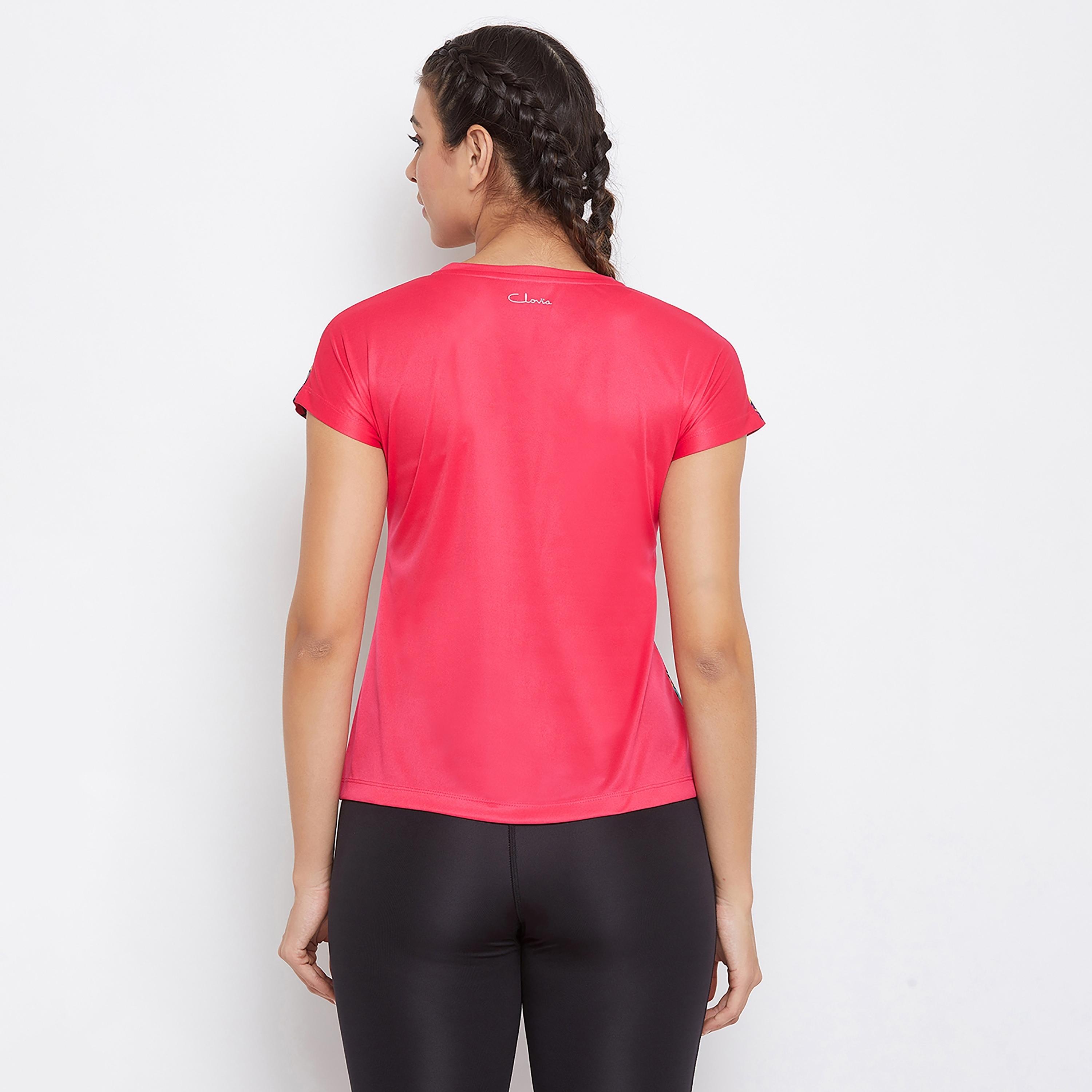 قميص قصير الأكمام بطبعة من كلوفيا برقبة مستديرة-women-clothing-sportswearandactivewear-tshirtsandvests-image-5