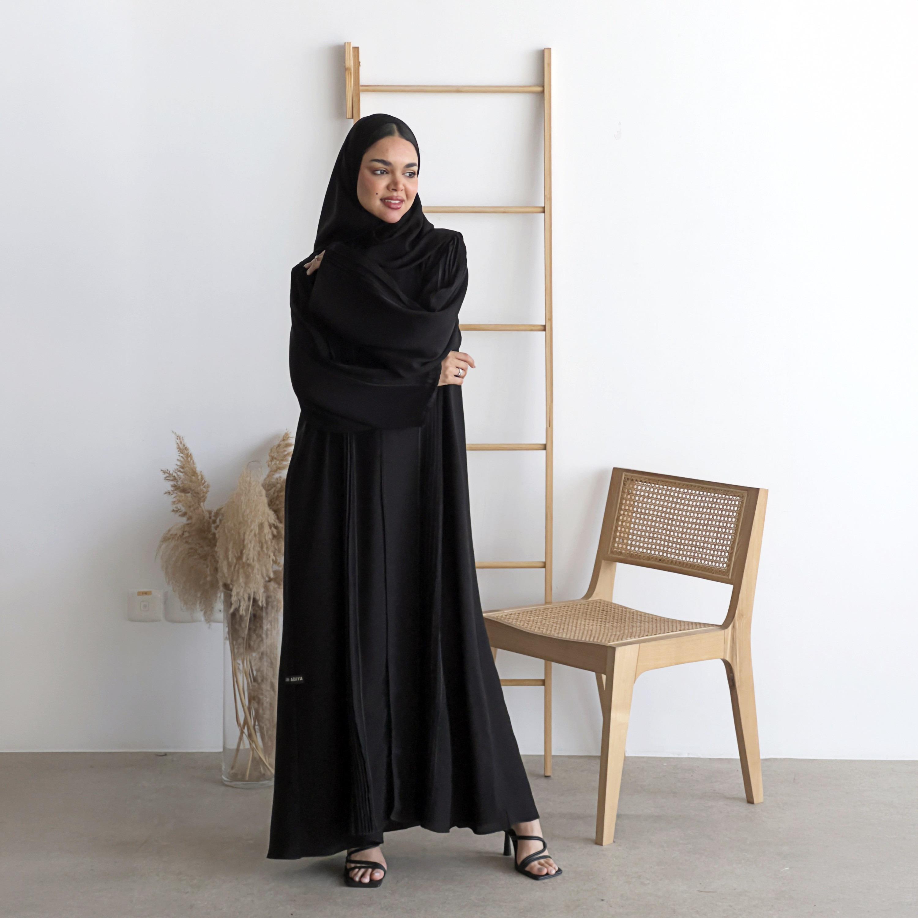 عباءة نسائية من الكريب بكسرات أمامية "بلاتس" بلون أسود مع حجاب من لوسين عباية-women-arabicclothing-abayas-image-1