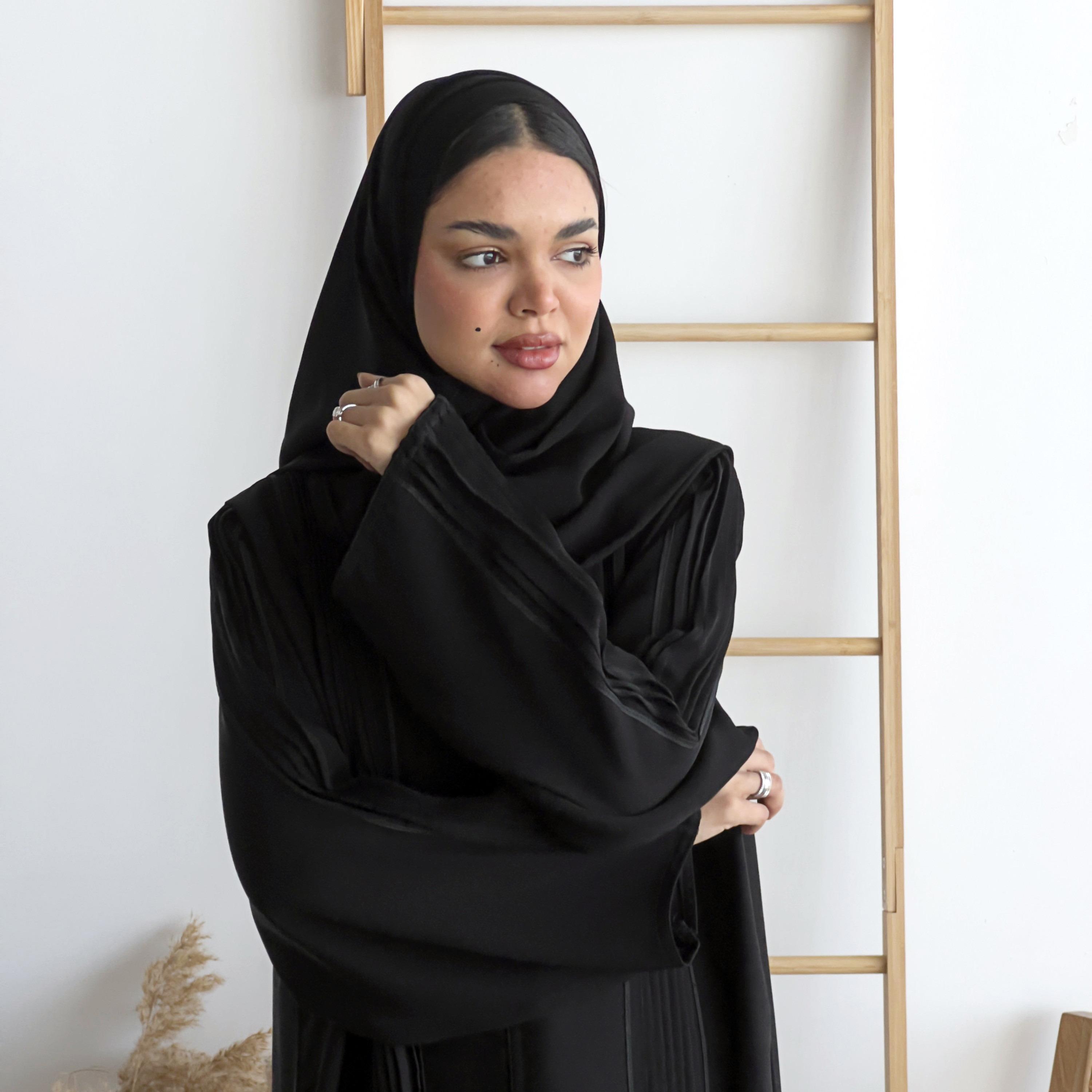 عباءة نسائية من الكريب بكسرات أمامية "بلاتس" بلون أسود مع حجاب من لوسين عباية-women-arabicclothing-abayas-image-2