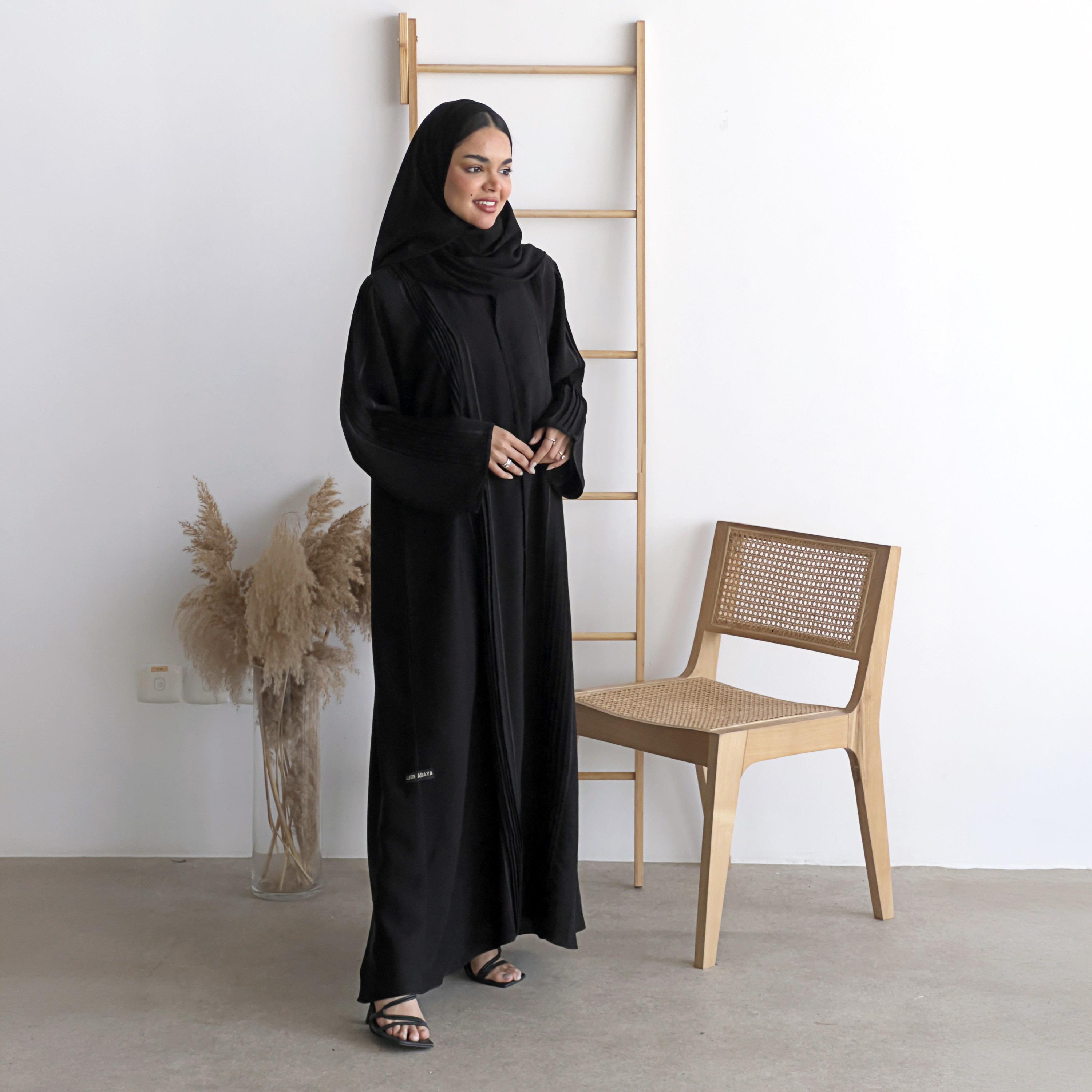 عباءة نسائية من الكريب بكسرات أمامية "بلاتس" بلون أسود مع حجاب من لوسين عباية-women-arabicclothing-abayas-image-3
