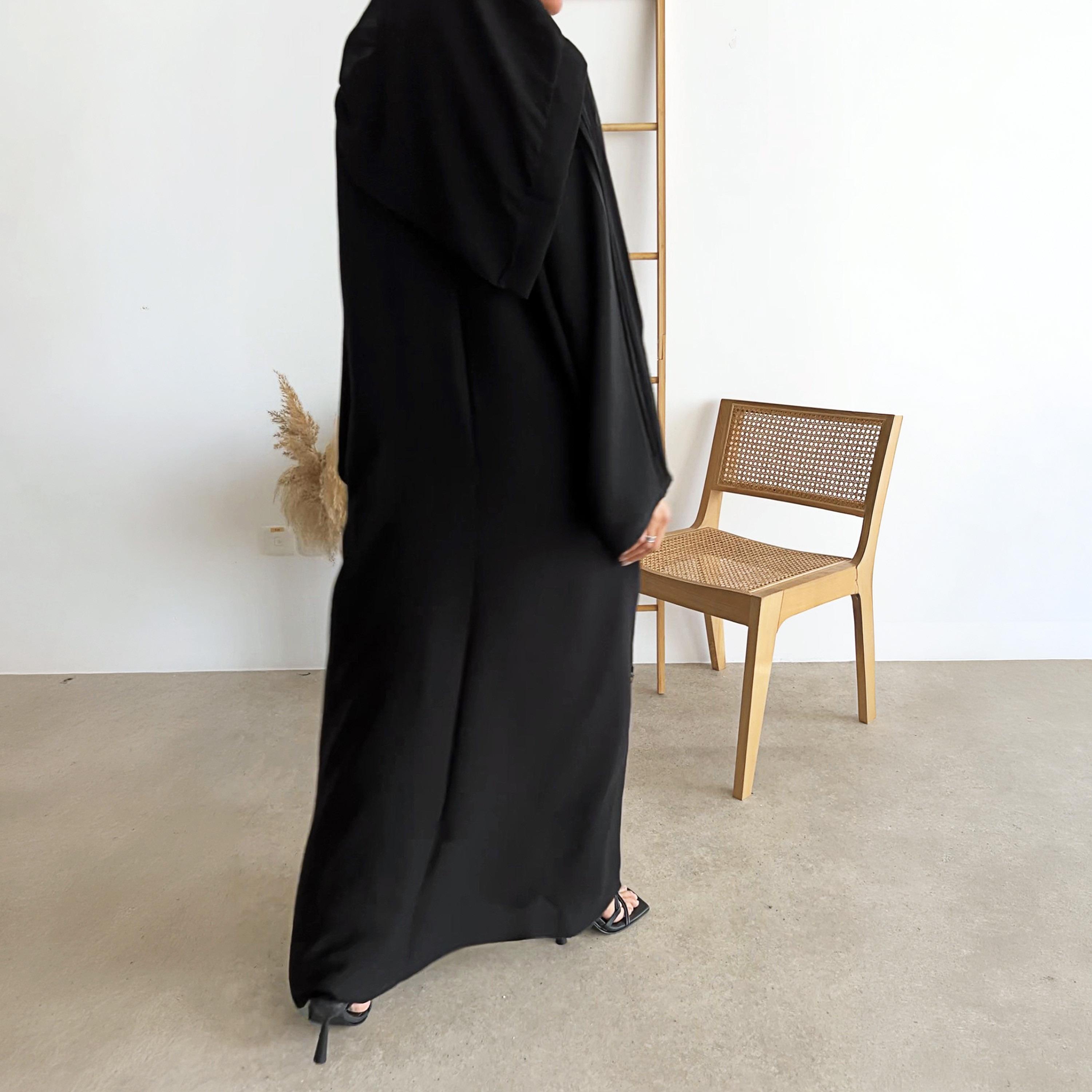 عباءة نسائية من الكريب بكسرات أمامية "بلاتس" بلون أسود مع حجاب من لوسين عباية-women-arabicclothing-abayas-image-4
