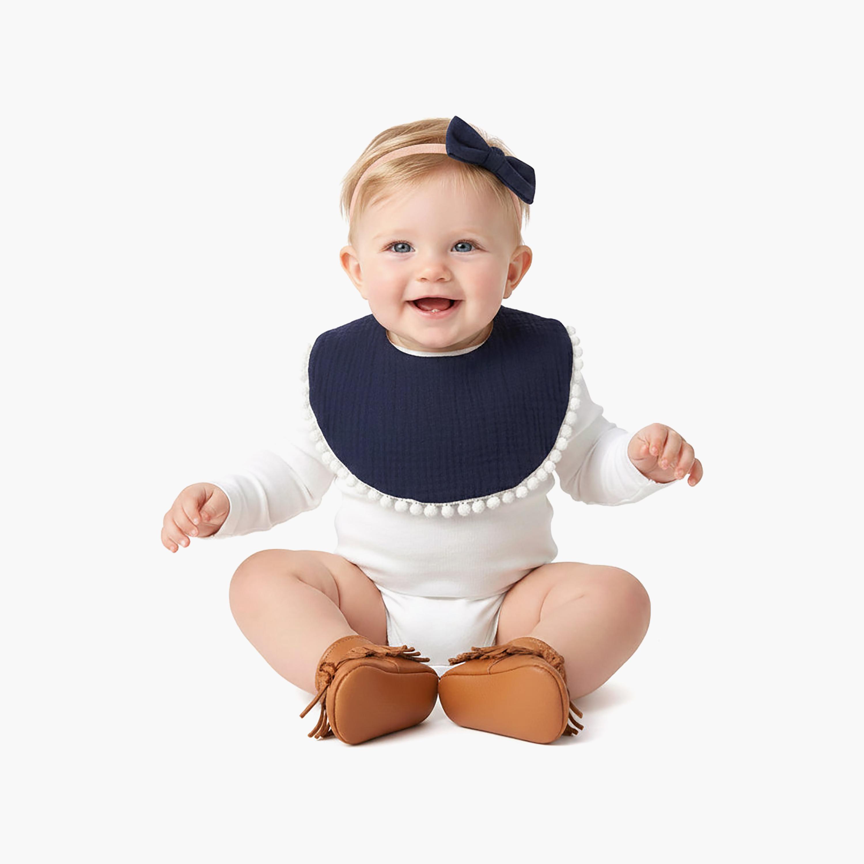 طقم مريلة وعصابة رأس "صوفيا" بفيونكة "ريبون" من بامبيميتشي-baby-feeding-bibs-image-2