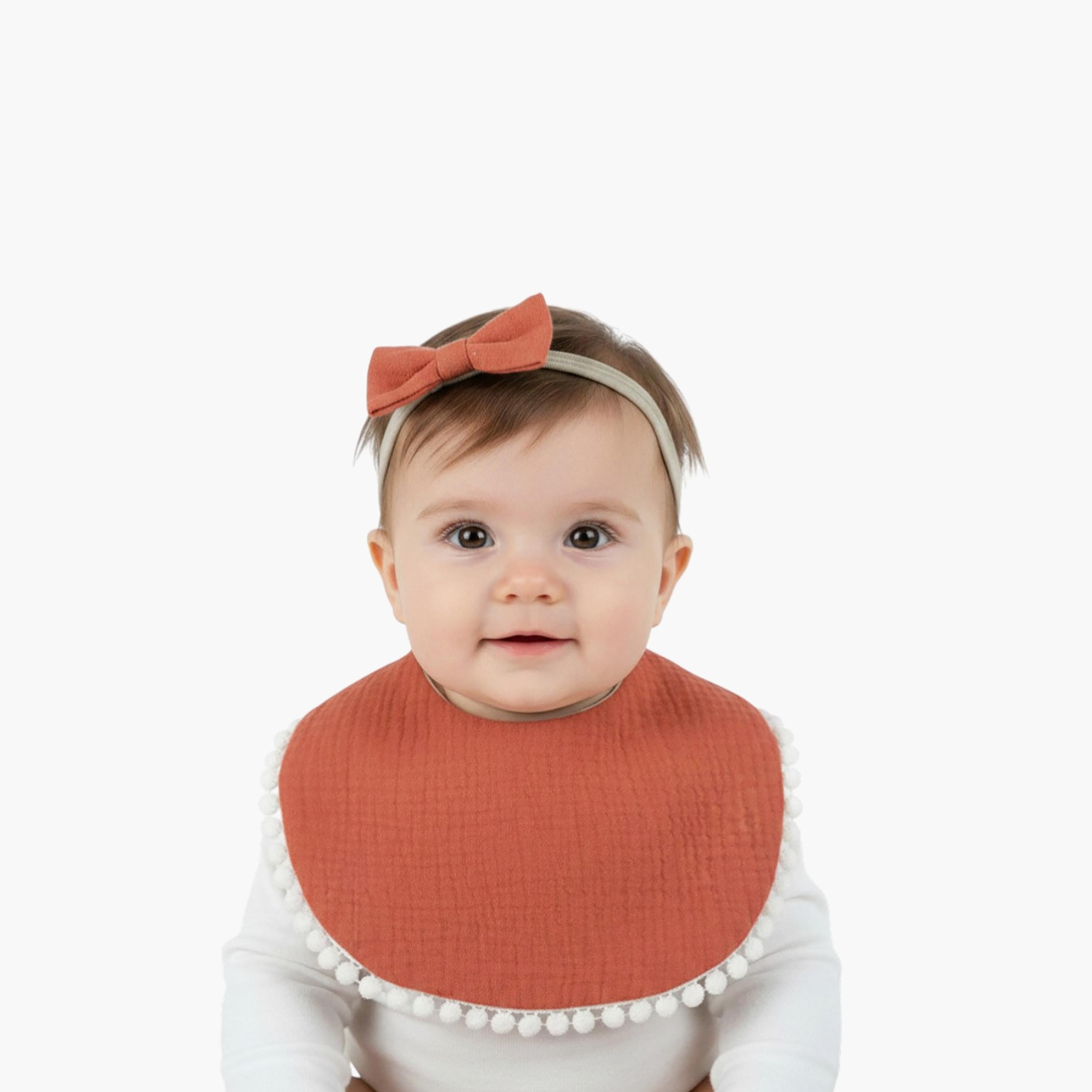 طقم مريلة وعصابة رأس "صوفيا" بفيونكة "ريبون" من بامبيميتشي-baby-feeding-bibs-image-2