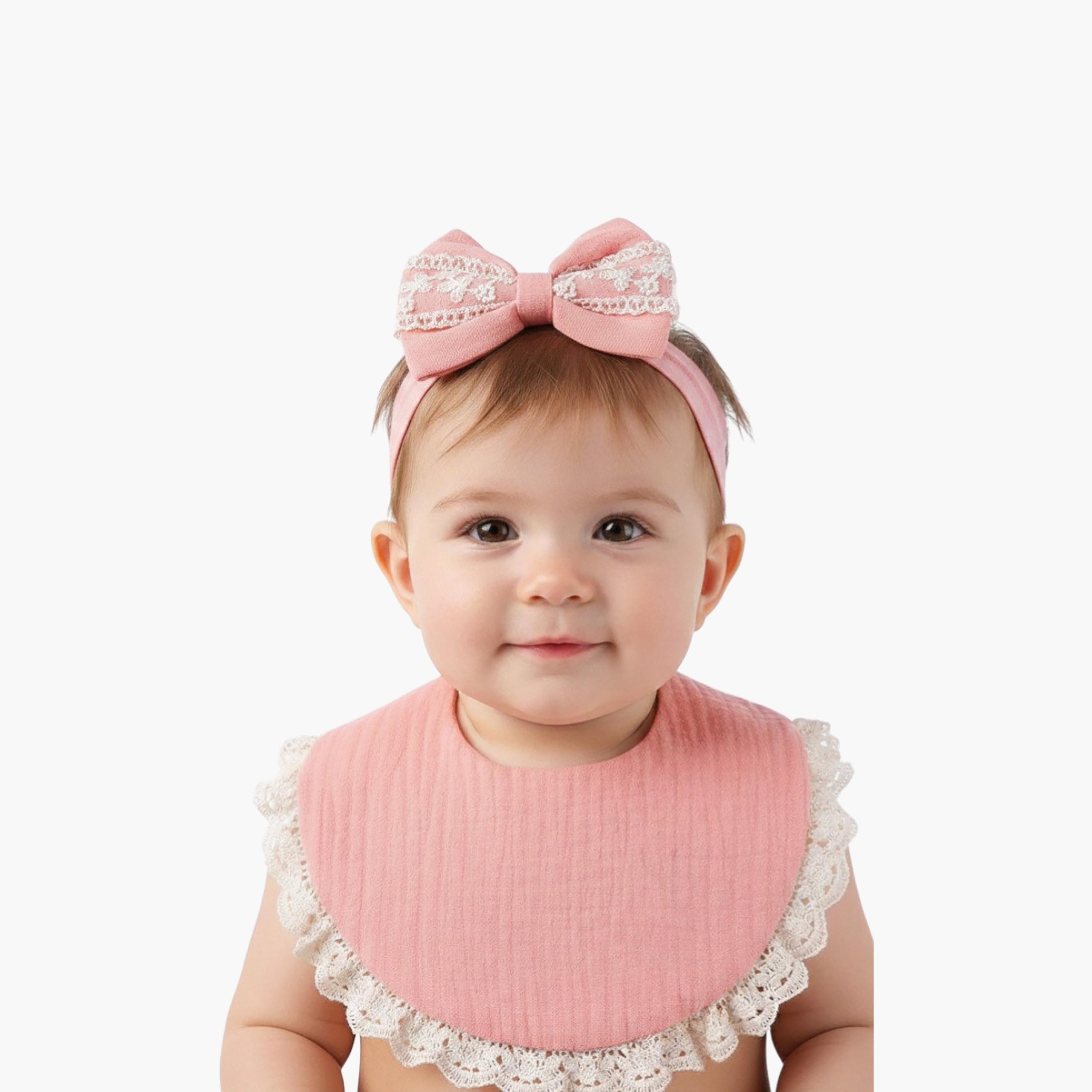 طقم عصابة رأس "كاميلا" برباط وفيونكة "ريبون" ومريلة من بامبيميتشي-baby-feeding-bibs-image-2