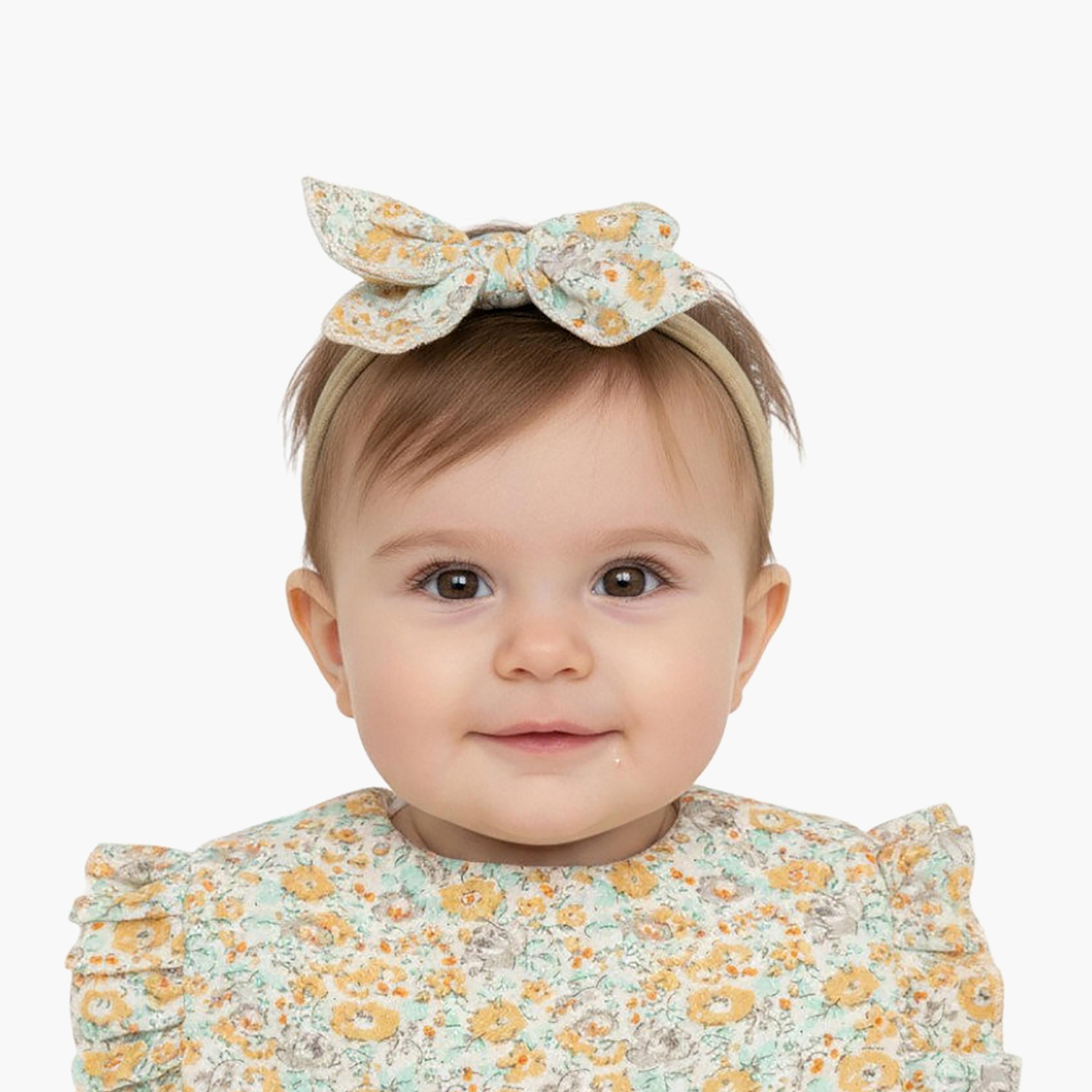 طقم مريلة بطبعة "فلورال" وعصابة رأس بفيونكة "بيلا" من بامبيميتشي-baby-feeding-bibs-image-3