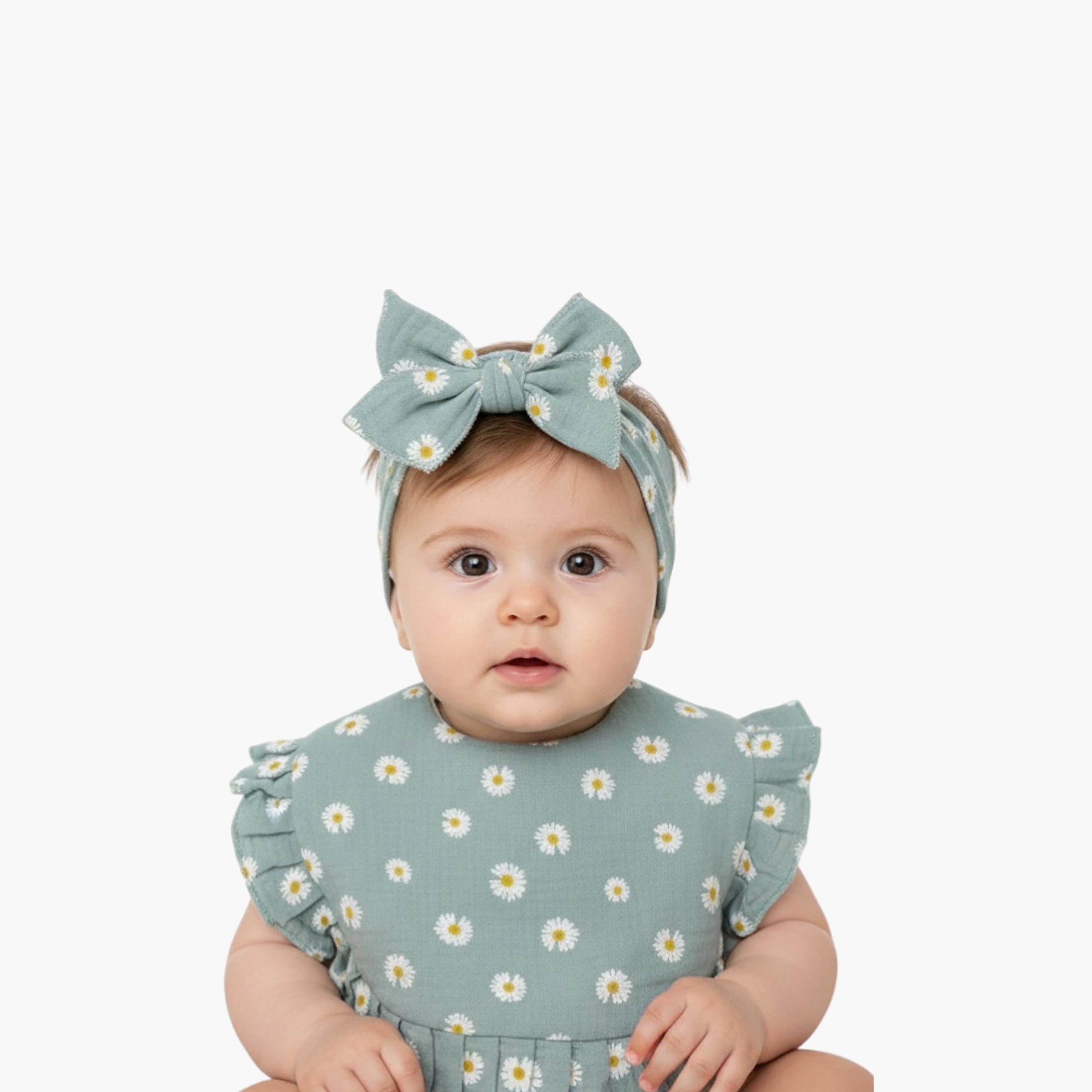 طقم مريلة بطبعة زهور وعصابة رأس بفيونكة "بيلا" من بامبيميتشي-baby-feeding-bibs-image-2