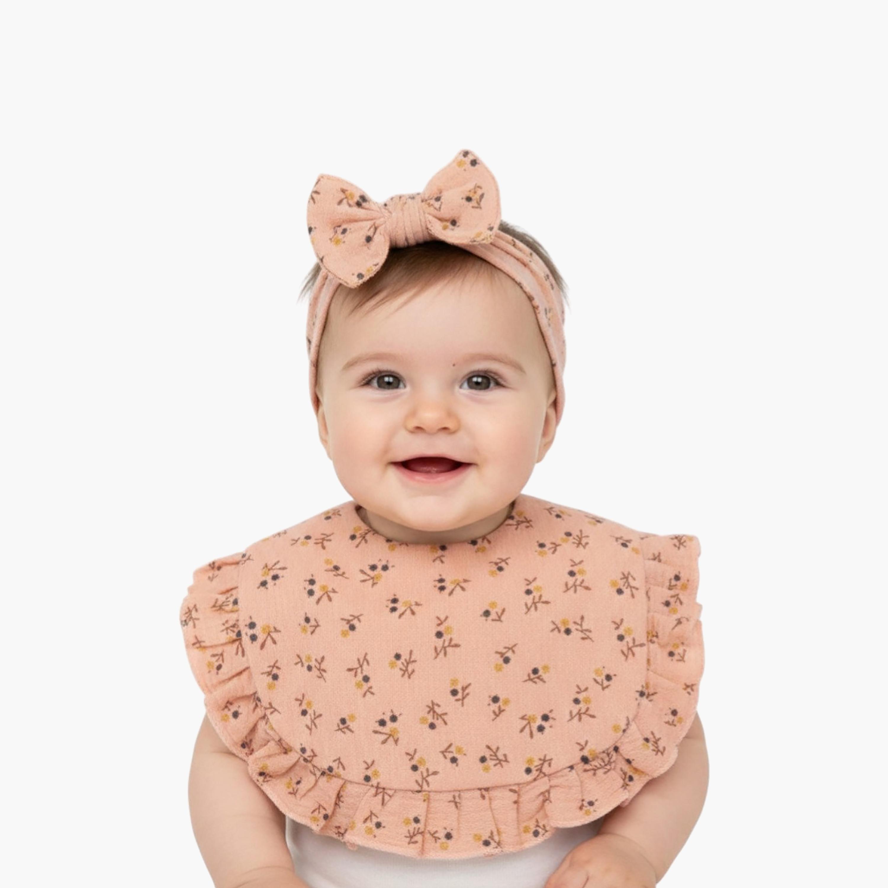 طقم مريلة بطبعة زهور وعصابة رأس بفيونكة "بيلا" من بامبيميتشي-baby-feeding-bibs-image-2