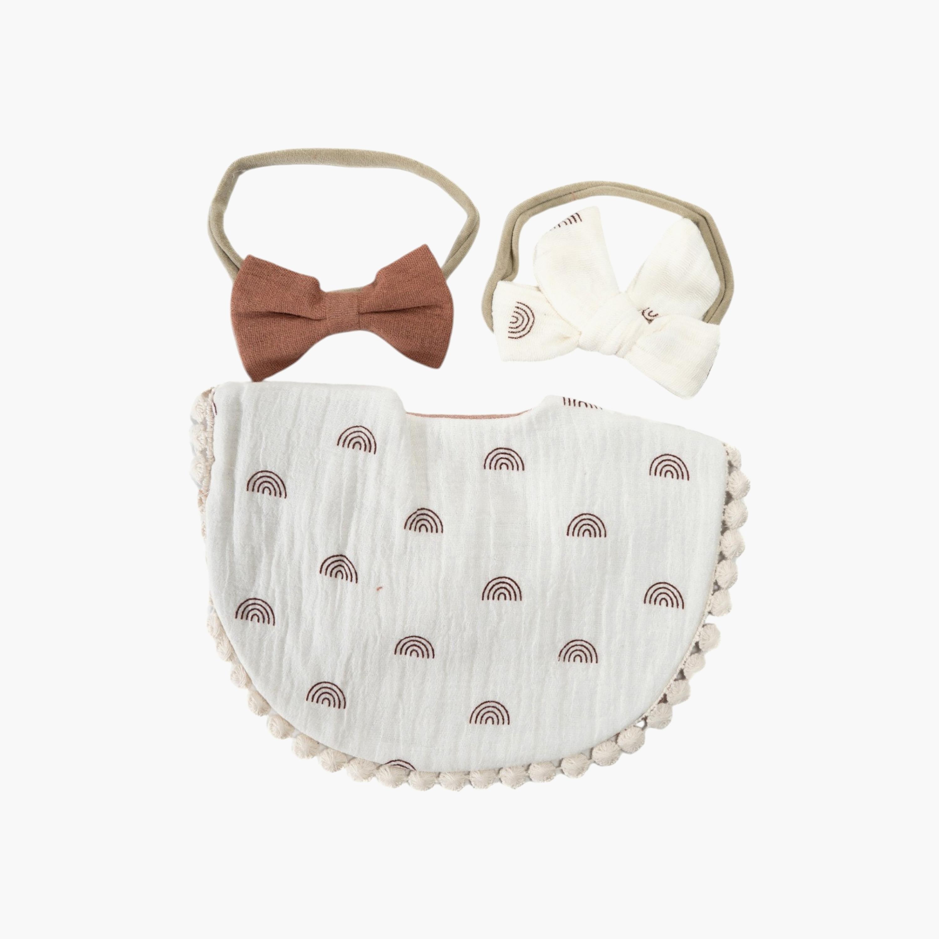 طقم مريلة بطبعة قوس قزح وعصابة رأس بفيونكة "ريبون أفا" من بامبيميتشي-baby-feeding-bibs-image-2