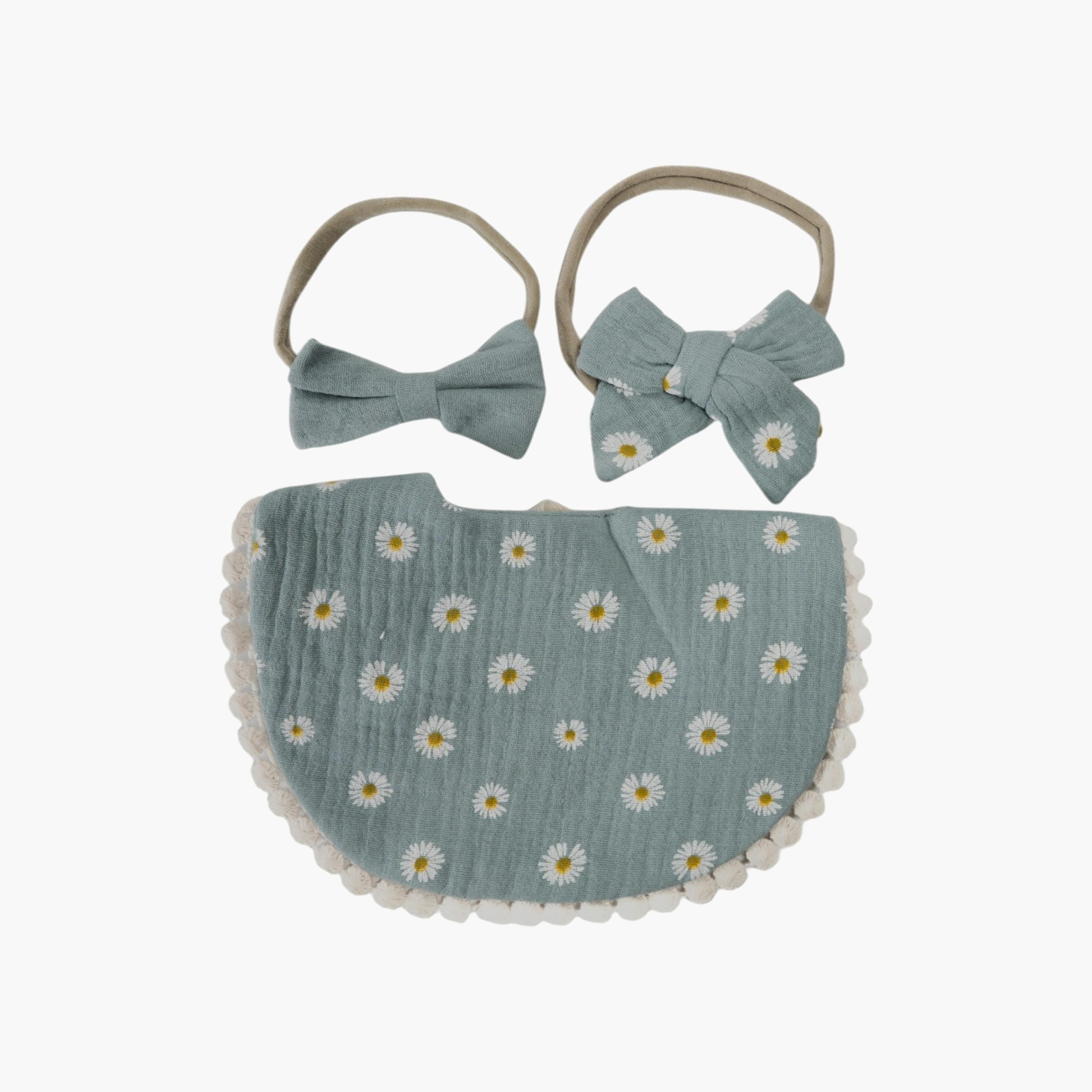 طقم مريلة بطبعة زهرة الربيع "ديزي" وعصابة رأس بفيونكة "ريبون أفا" من بامبيميتشي-baby-feeding-bibs-image-2