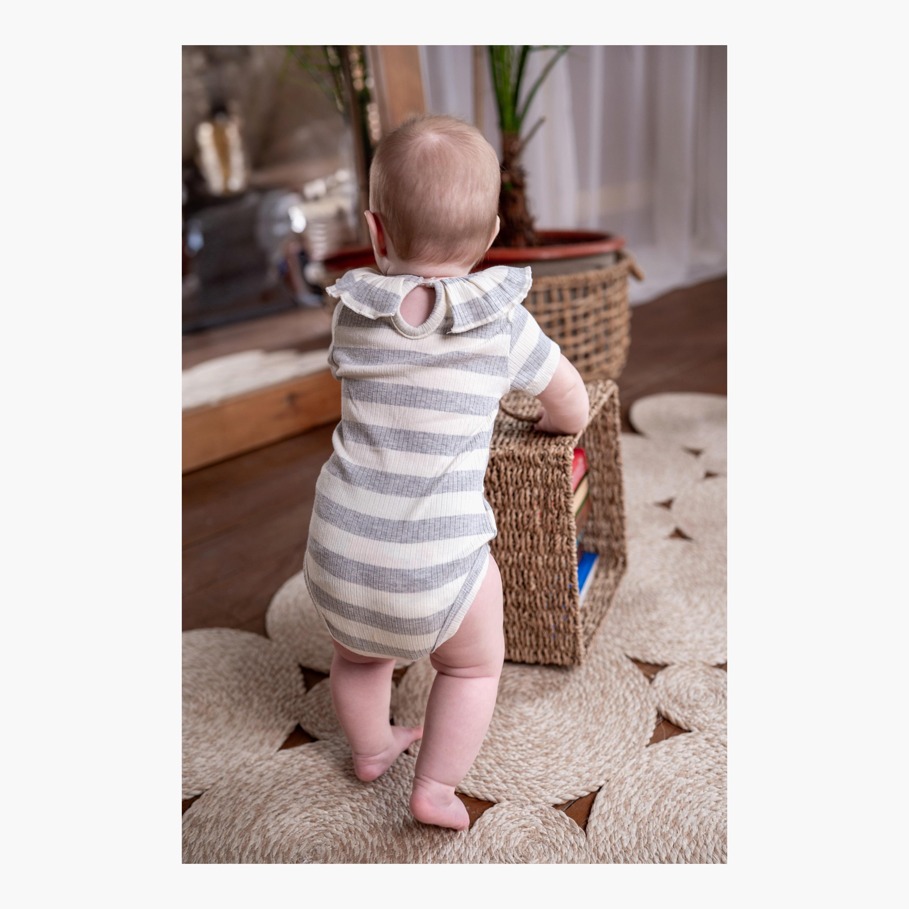 بودي سوت بأكمام قصيرة وطبعة "سترايب" مخططة من بامبيميتشي-baby-girls-clothing-bodysuits-image-6