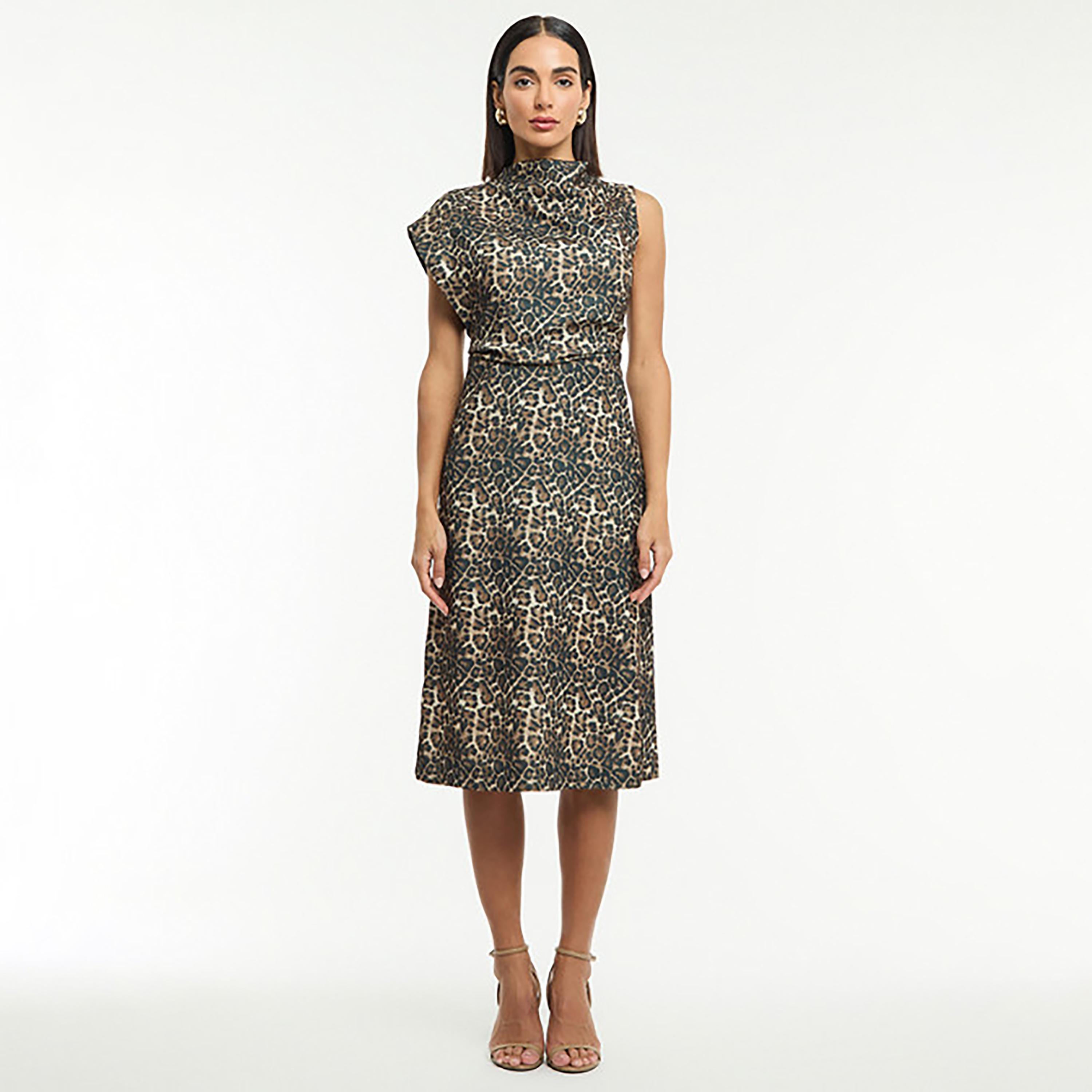 فستان ميدي نسائي قصة "شيث" بياقة "درابيه" وطبعة حيوانات لون بني من بي سي بي جي-women-clothing-dresses-image-1