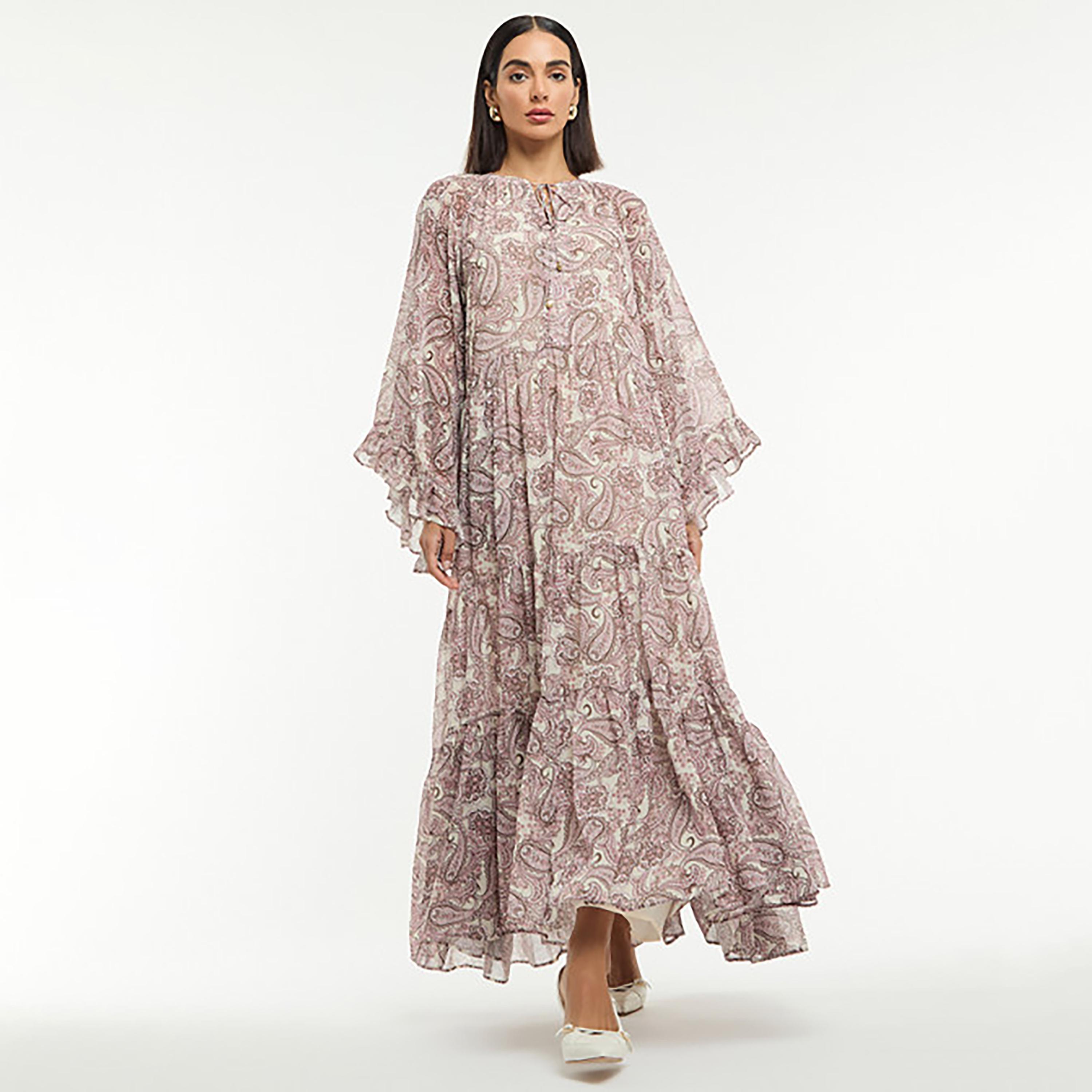 فستان ماكسي ساتان "تيرد" بياقة تربط وأكمام واسعة وطبعة "بيزلي" من بي سي بي جي-women-clothing-dresses-image-1