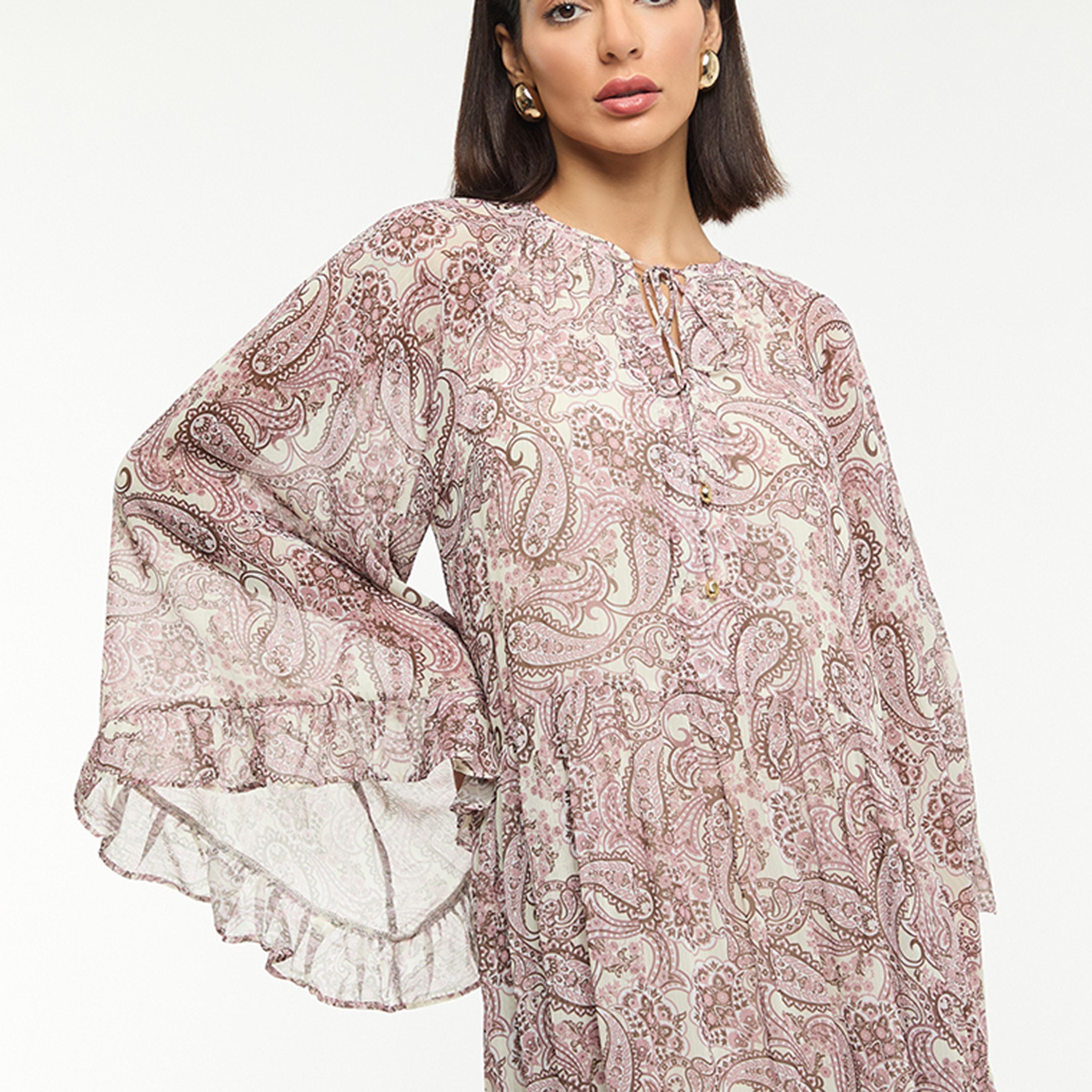 فستان ماكسي ساتان "تيرد" بياقة تربط وأكمام واسعة وطبعة "بيزلي" من بي سي بي جي-women-clothing-dresses-image-4