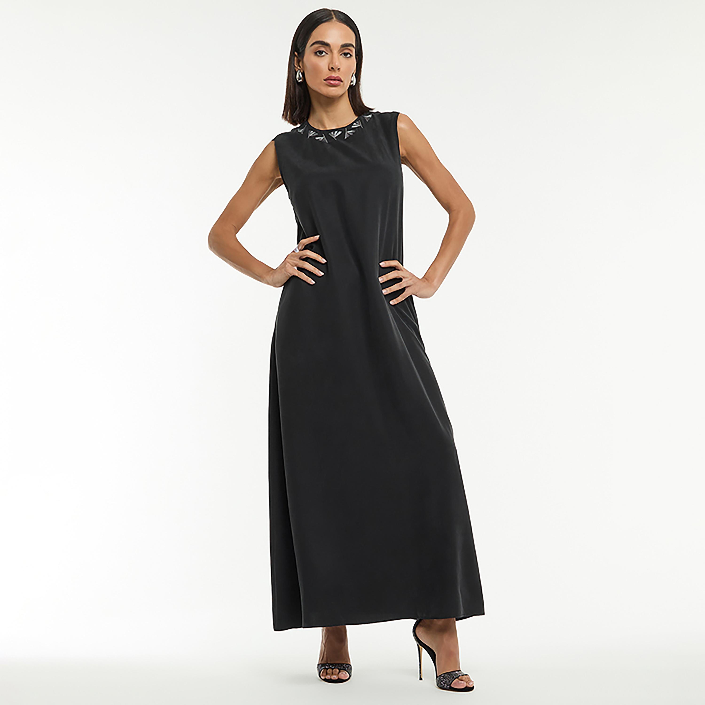 فستان ماكسي نسائي بفتحة رقبة مطرزة بخيوط "لوريكس" لون أسود من بي سي بي جي-women-clothing-dresses-image-2
