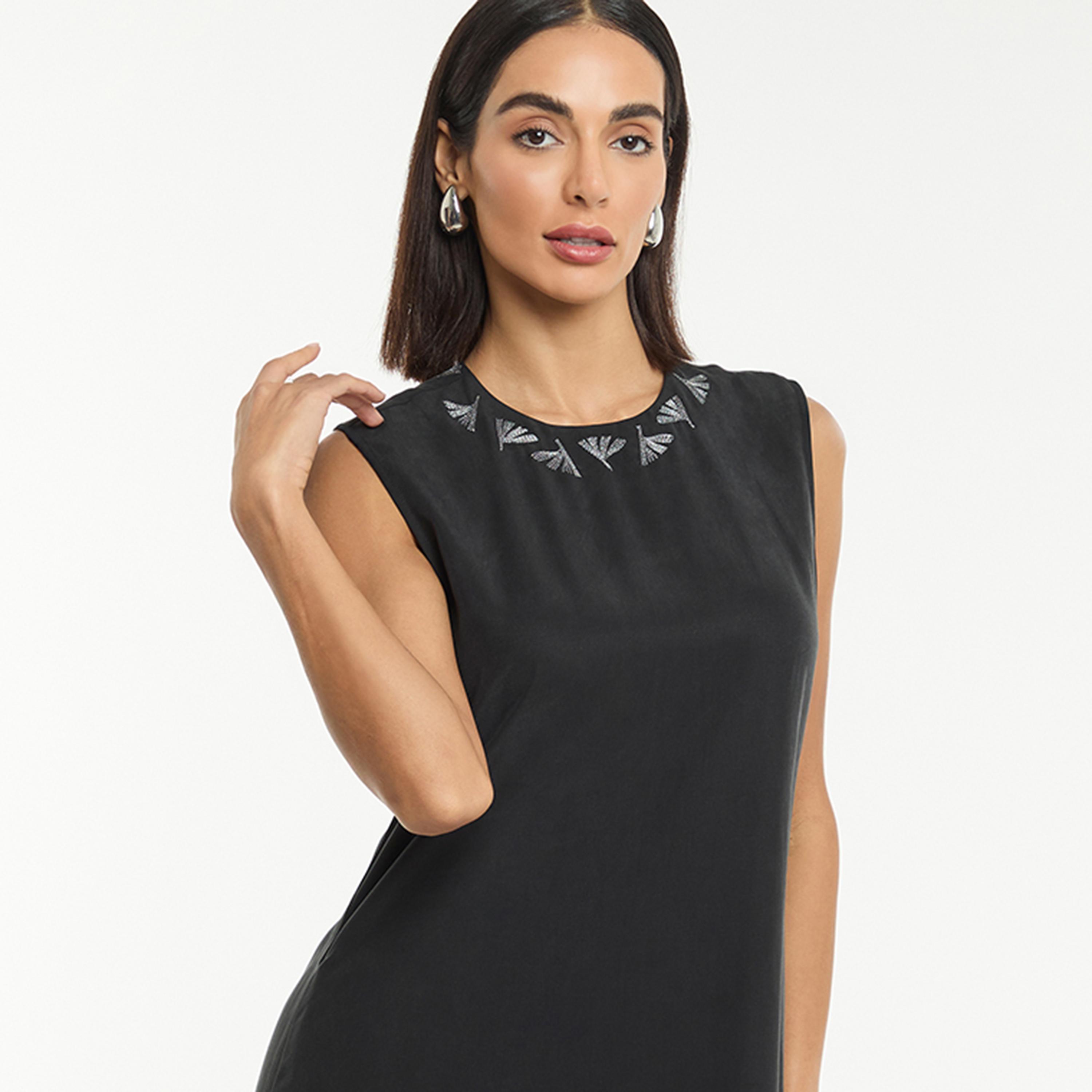 فستان ماكسي نسائي بفتحة رقبة مطرزة بخيوط "لوريكس" لون أسود من بي سي بي جي-women-clothing-dresses-image-4