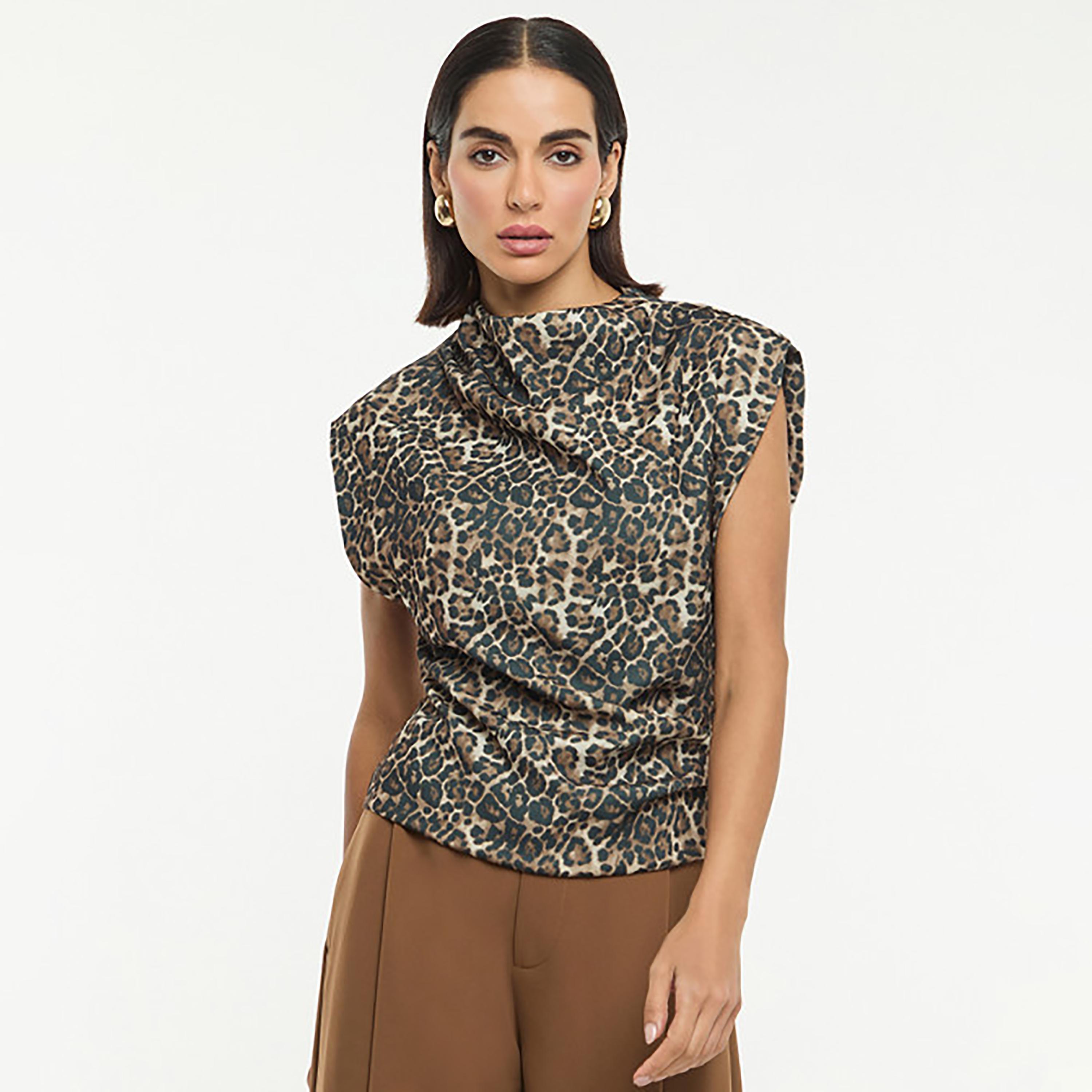 بلوزة نسائية بياقة "درابيه" وطبعة حيوانات لون بني من بي سي بي جي-women-clothing-shirtsandblouses-blouses-image-1