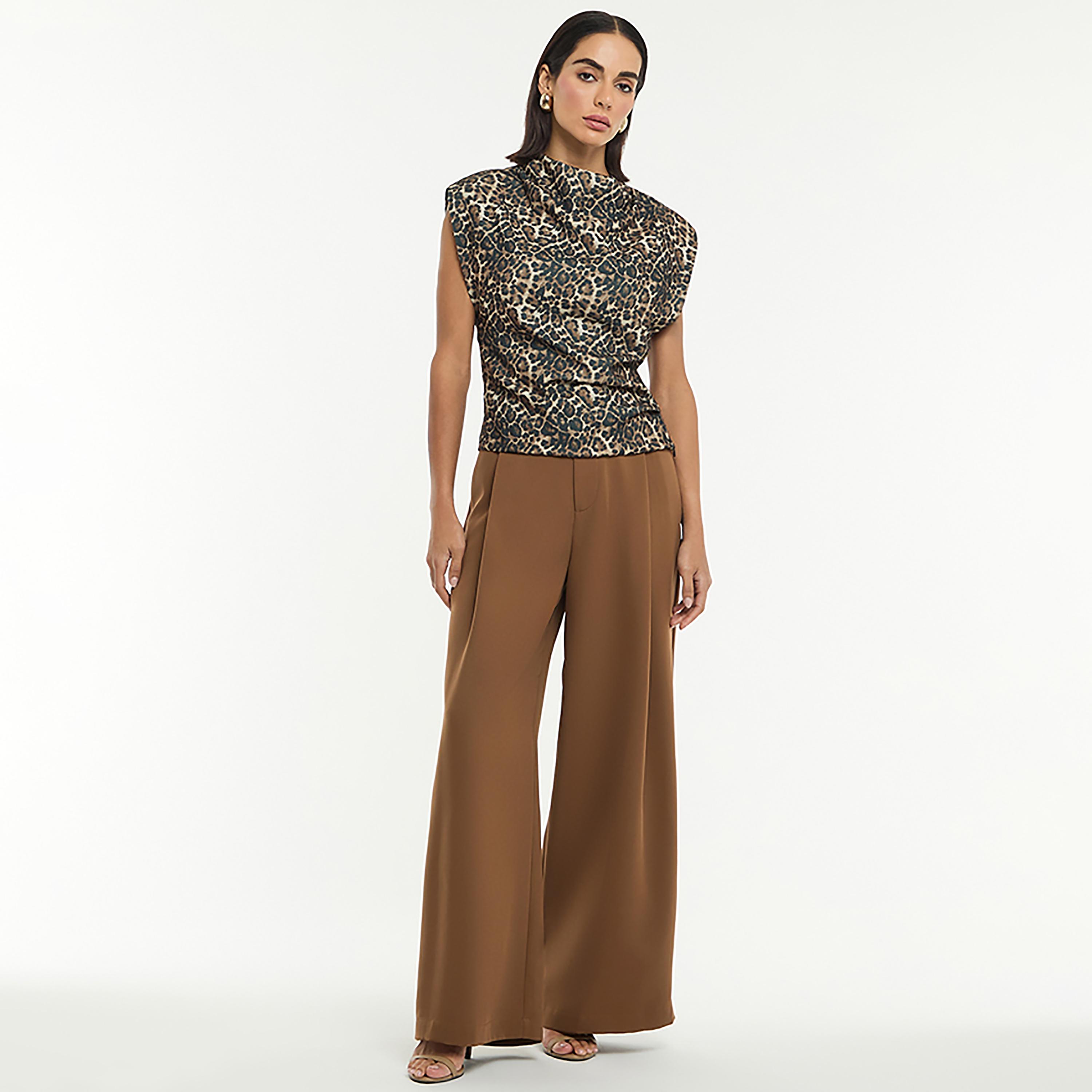 بلوزة نسائية بياقة "درابيه" وطبعة حيوانات لون بني من بي سي بي جي-women-clothing-shirtsandblouses-blouses-image-2