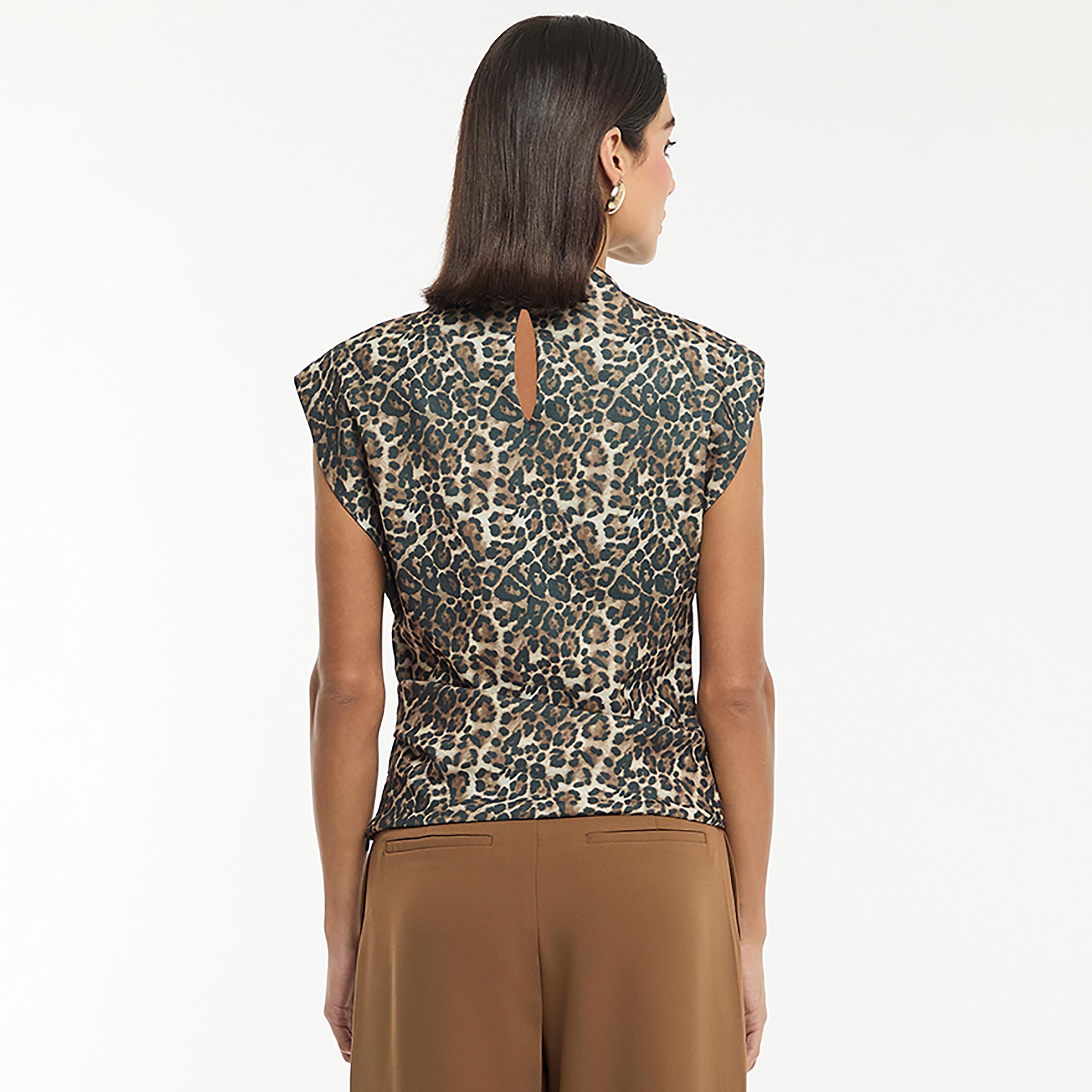 بلوزة نسائية بياقة "درابيه" وطبعة حيوانات لون بني من بي سي بي جي-women-clothing-shirtsandblouses-blouses-image-3