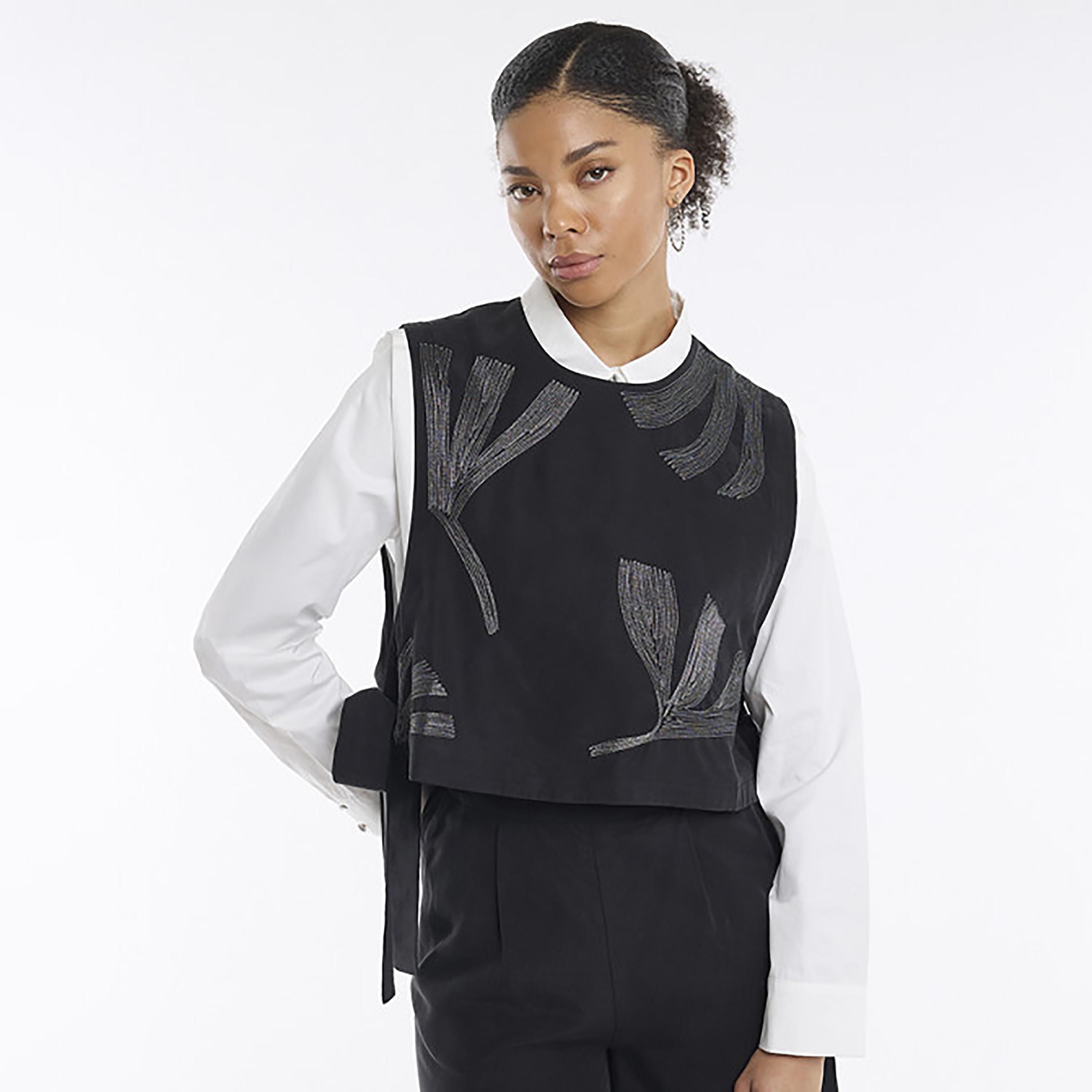 بلوزة "كروب توب" نسائية مطرزة بخيوط "لوريكس" بلون أسود من بي سي بي جي-women-clothing-shirtsandblouses-blouses-image-1