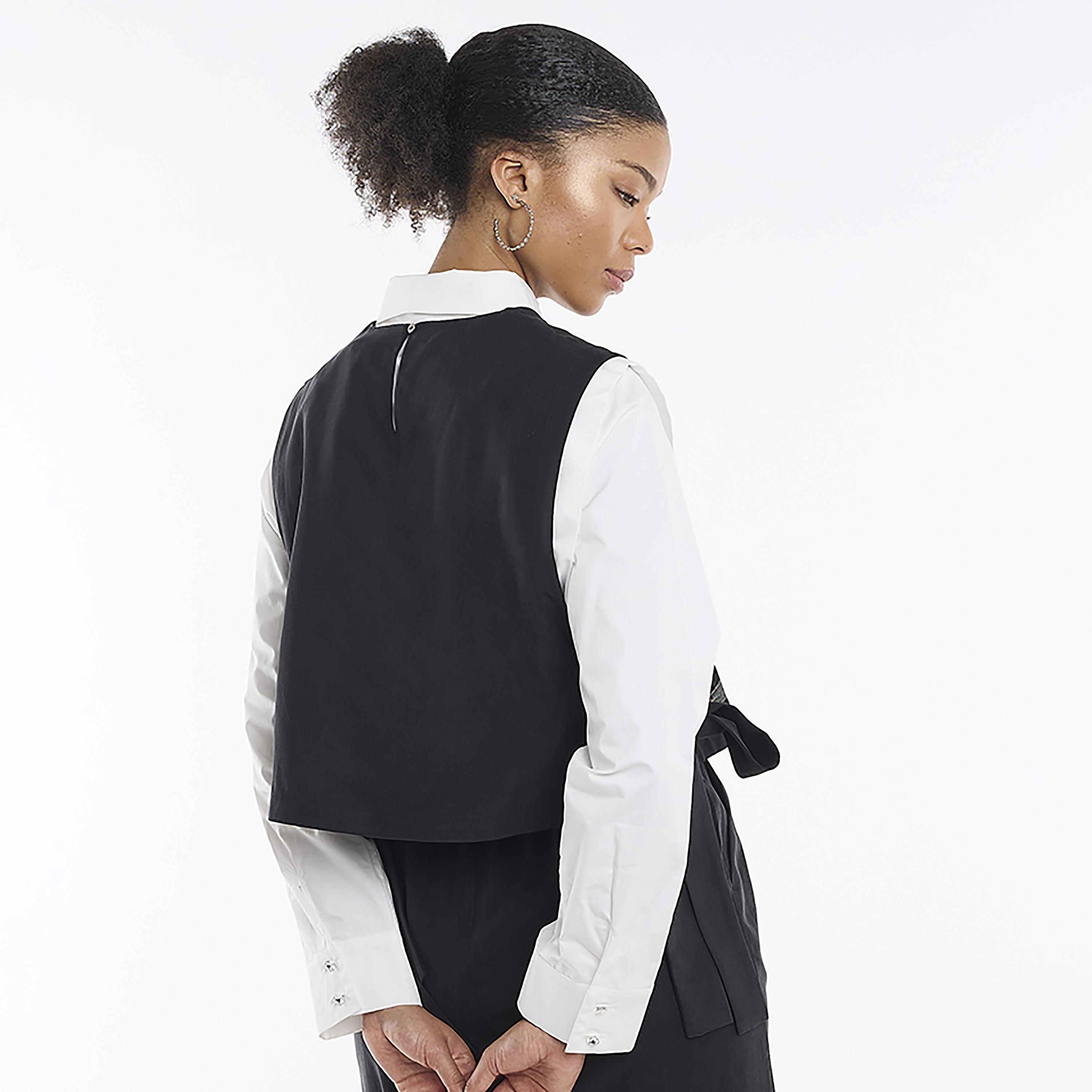 بلوزة "كروب توب" نسائية مطرزة بخيوط "لوريكس" بلون أسود من بي سي بي جي-women-clothing-shirtsandblouses-blouses-image-3