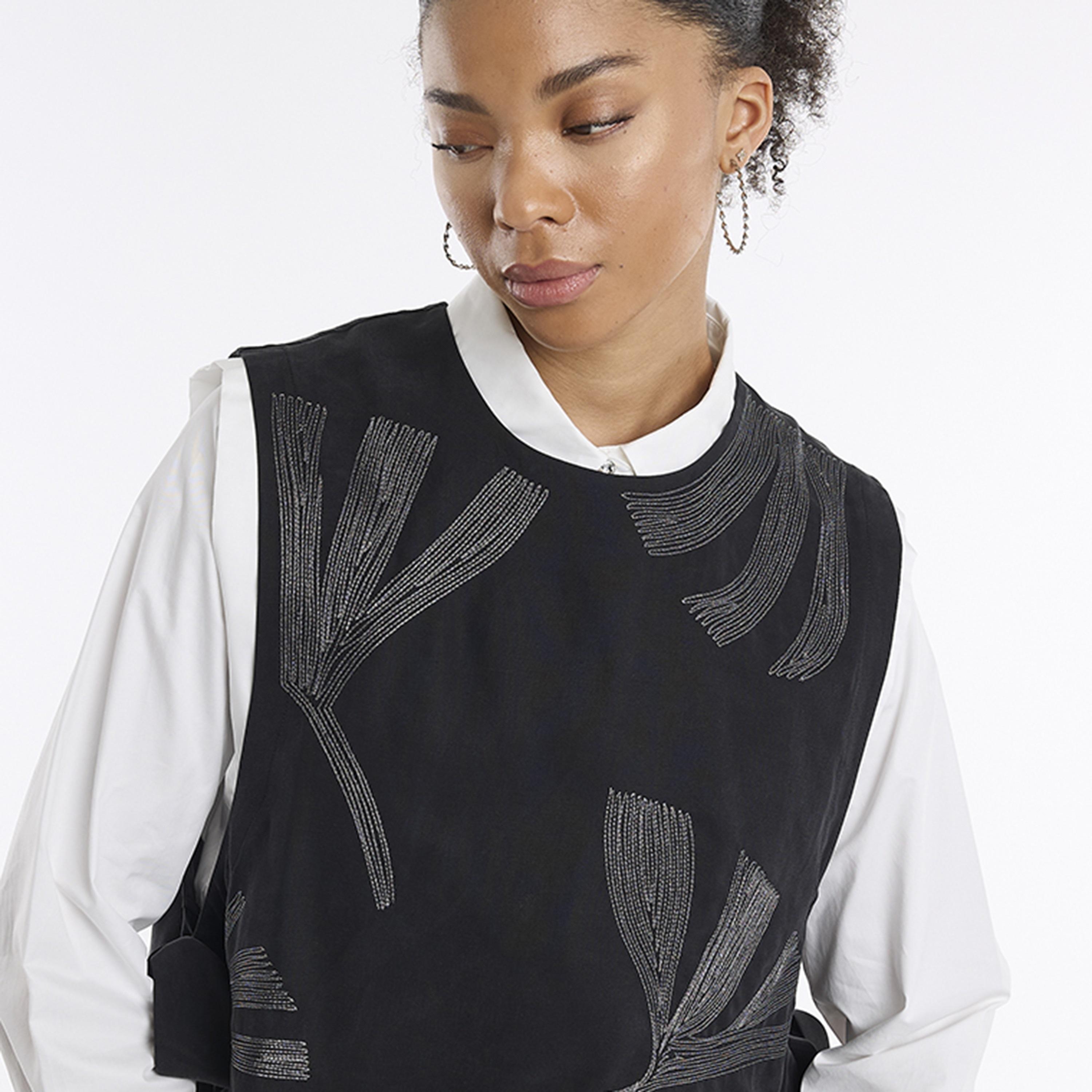 بلوزة "كروب توب" نسائية مطرزة بخيوط "لوريكس" بلون أسود من بي سي بي جي-women-clothing-shirtsandblouses-blouses-image-4