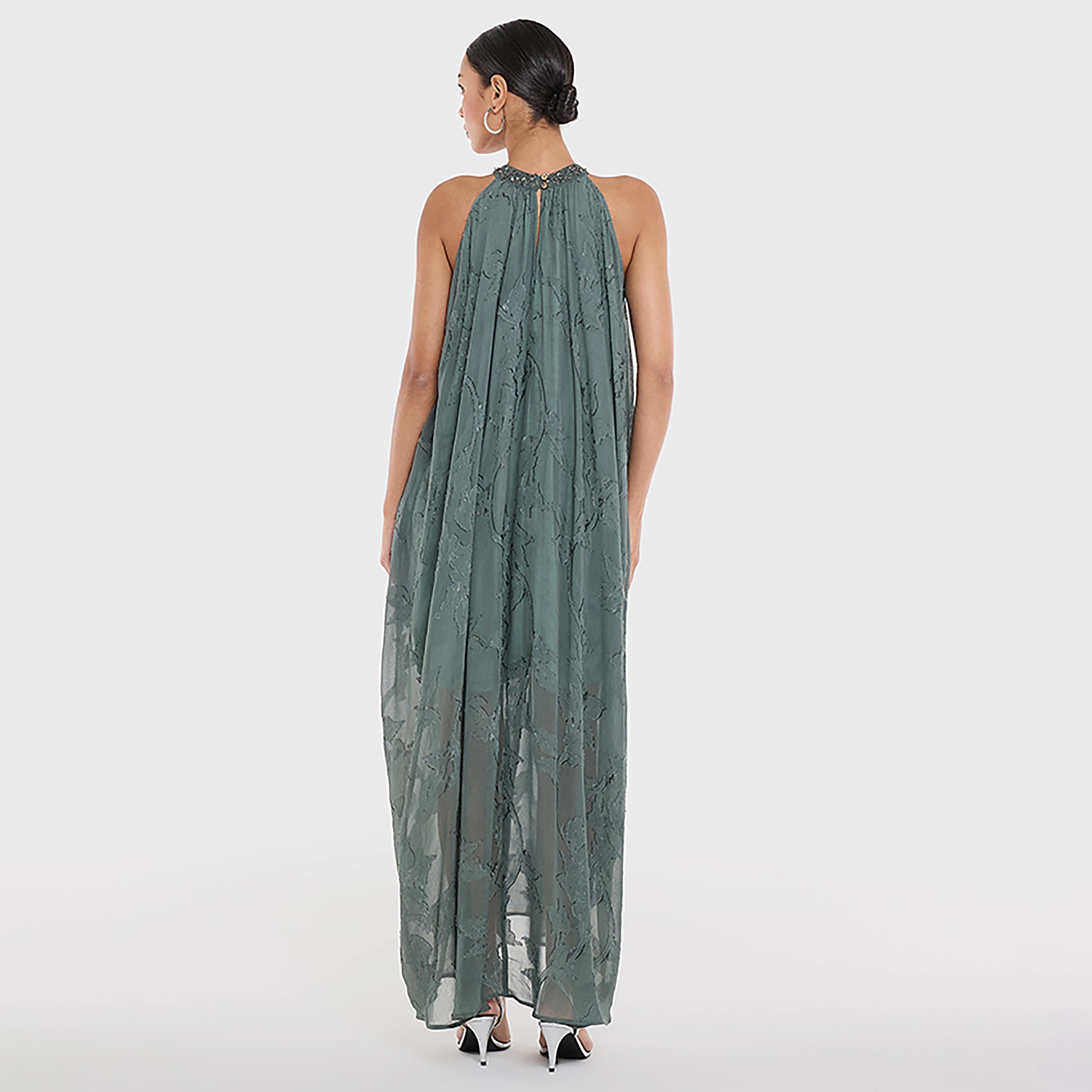 فستان ماكسي نسائي بياقة "هالتر" تلتف حول الرقبة ومزينة بالتطريز لون تييل من بي سي بي جي-women-clothing-dresses-image-2