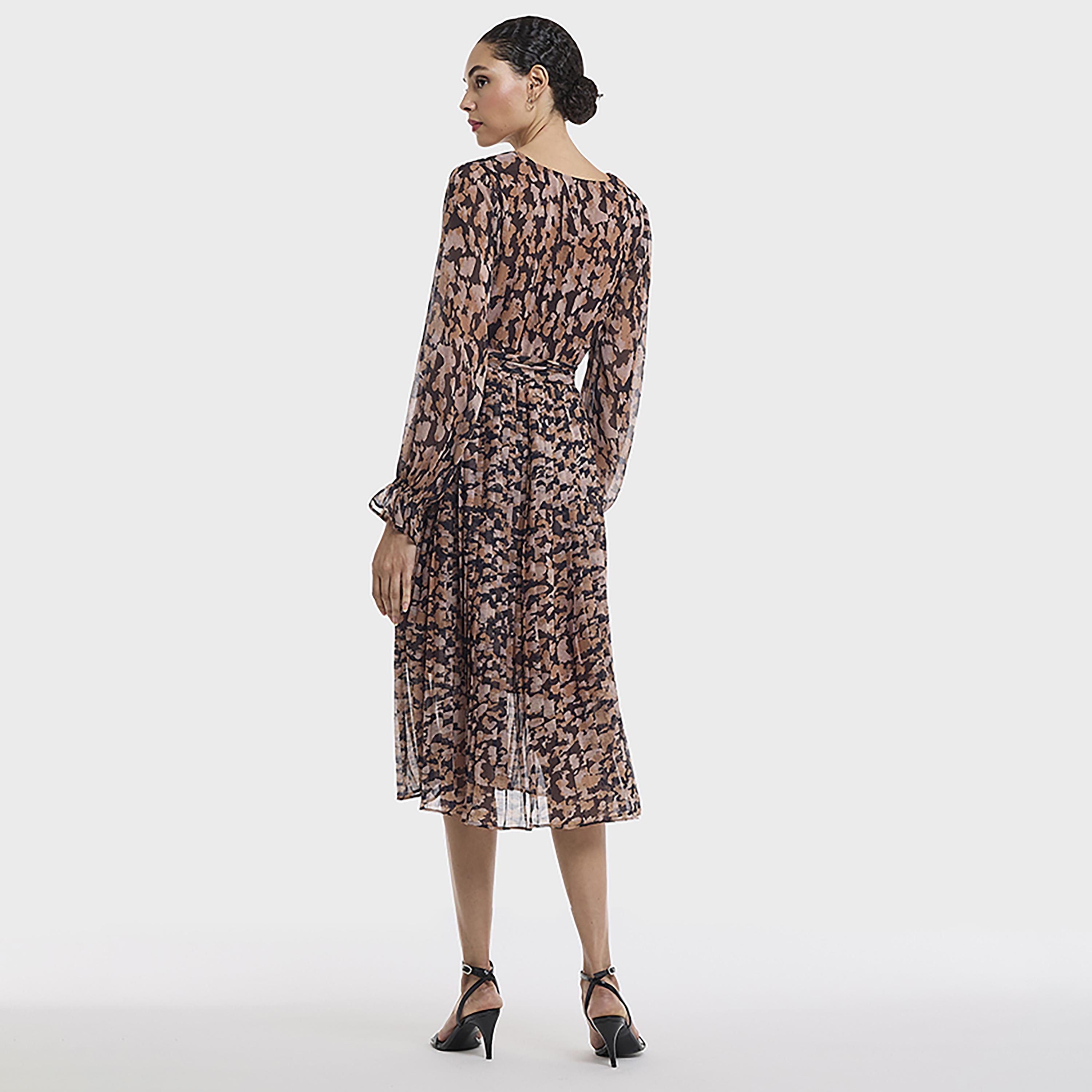 فستان ميدي نسائي بتصميم "لف" وطبعة تجريدية باللون البني من بي سي بي جي-women-clothing-dresses-image-2