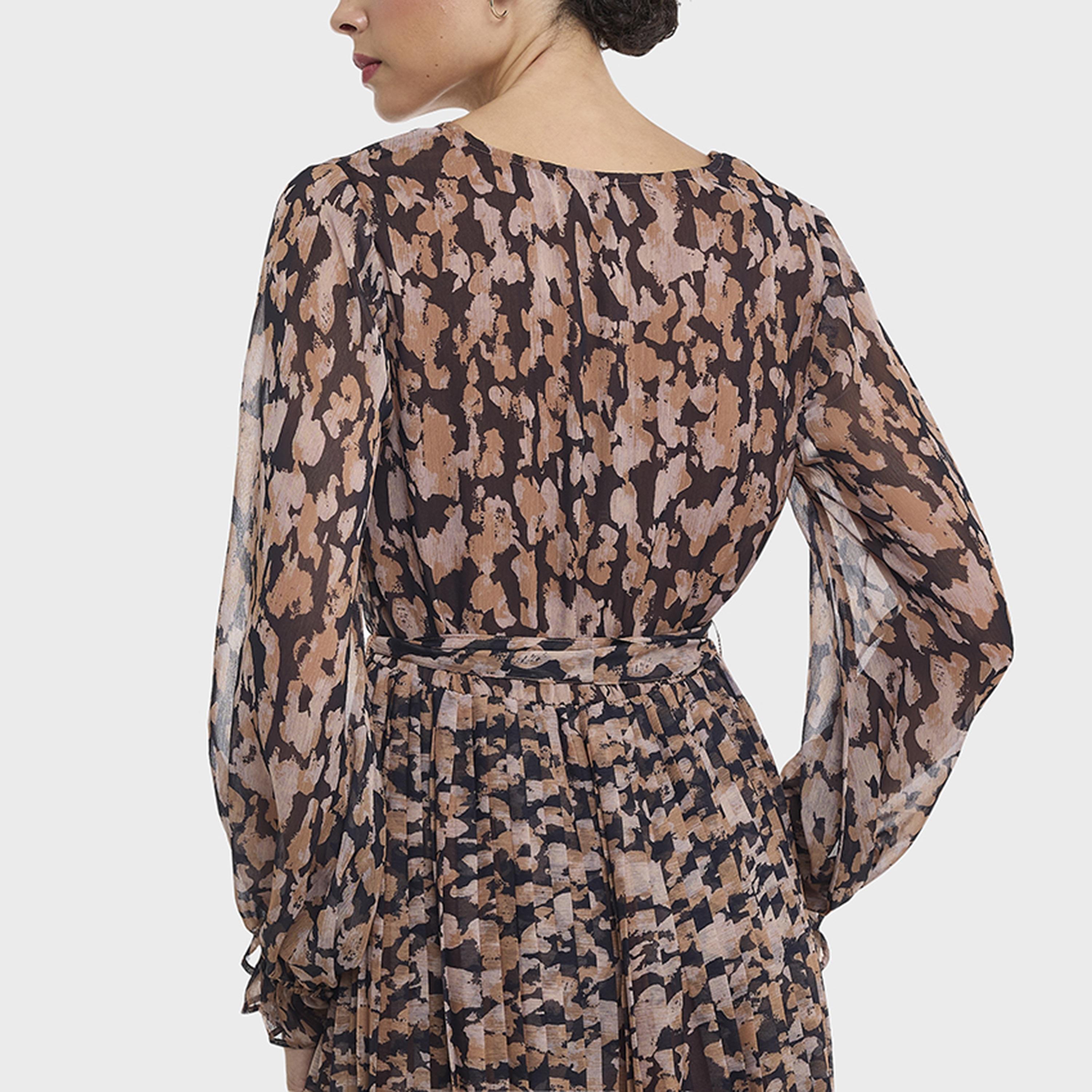 فستان ميدي نسائي بتصميم "لف" وطبعة تجريدية باللون البني من بي سي بي جي-women-clothing-dresses-image-4