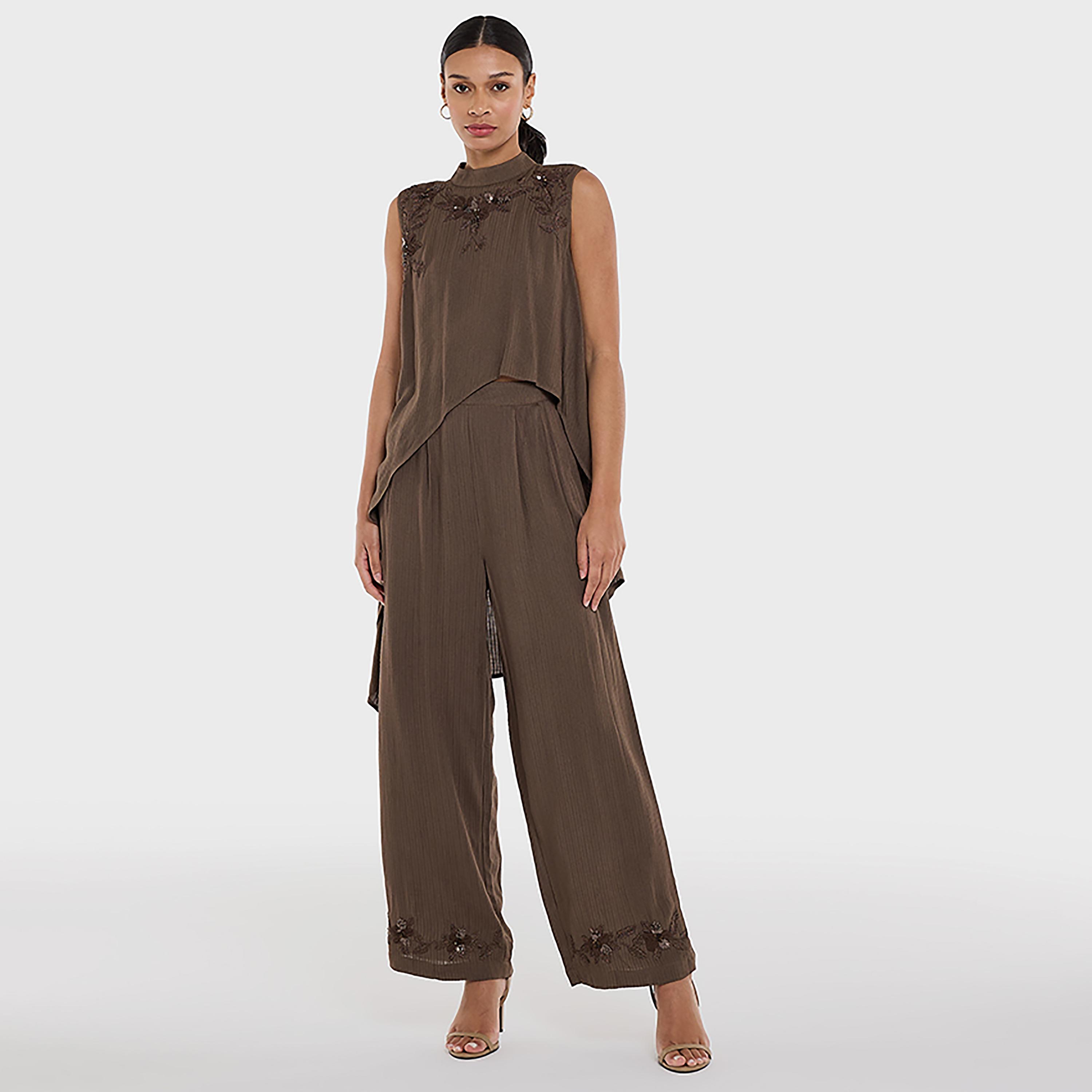 بلوزة نسائية بياقة "موك نيك" مزينة بالتطريز باللون البني من بي سي بي جي-women-clothing-shirtsandblouses-blouses-image-2
