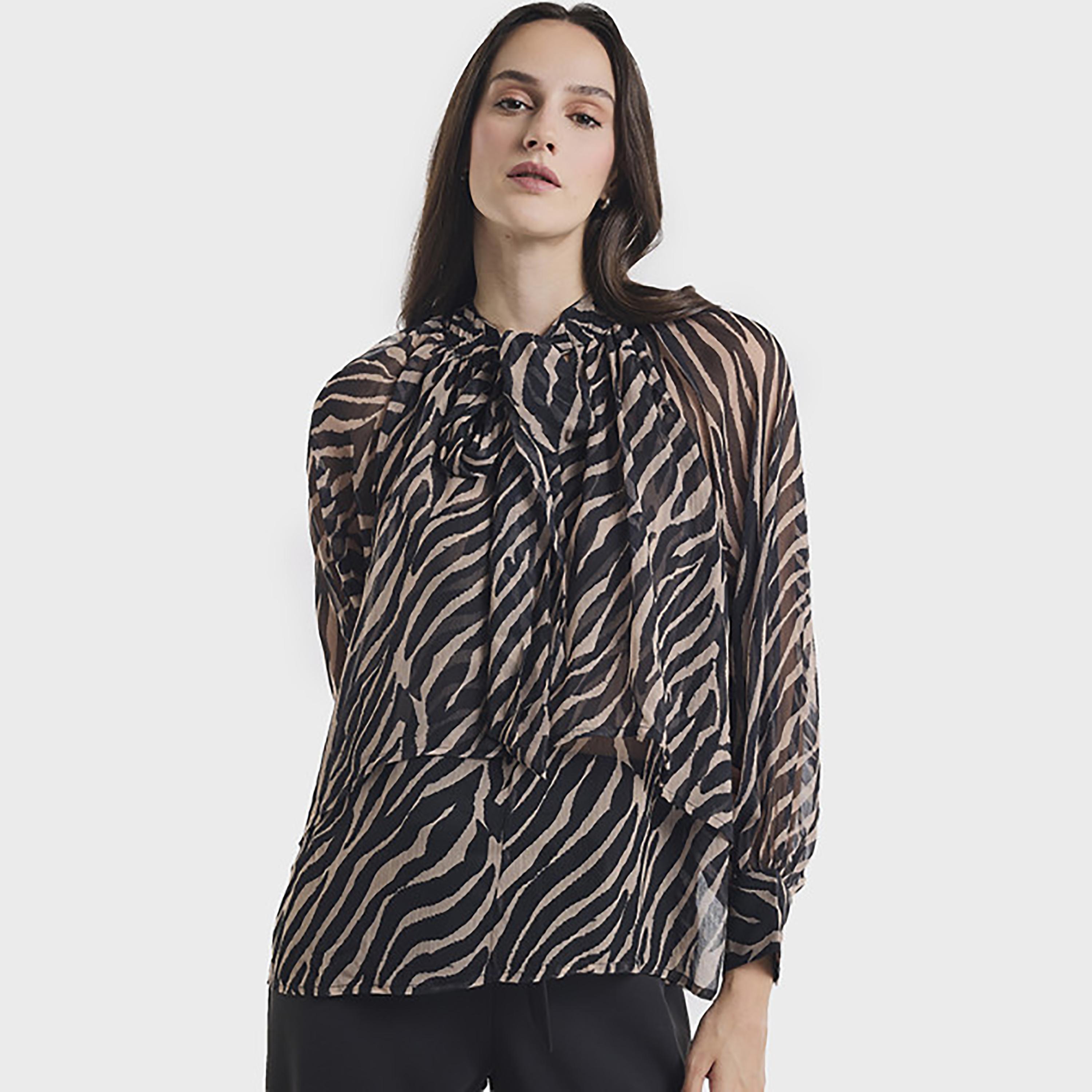 بلوزة نسائية بياقة تربط وطبعة تجريدية لون أسود من بي سي بي جي-women-clothing-shirtsandblouses-blouses-image-1