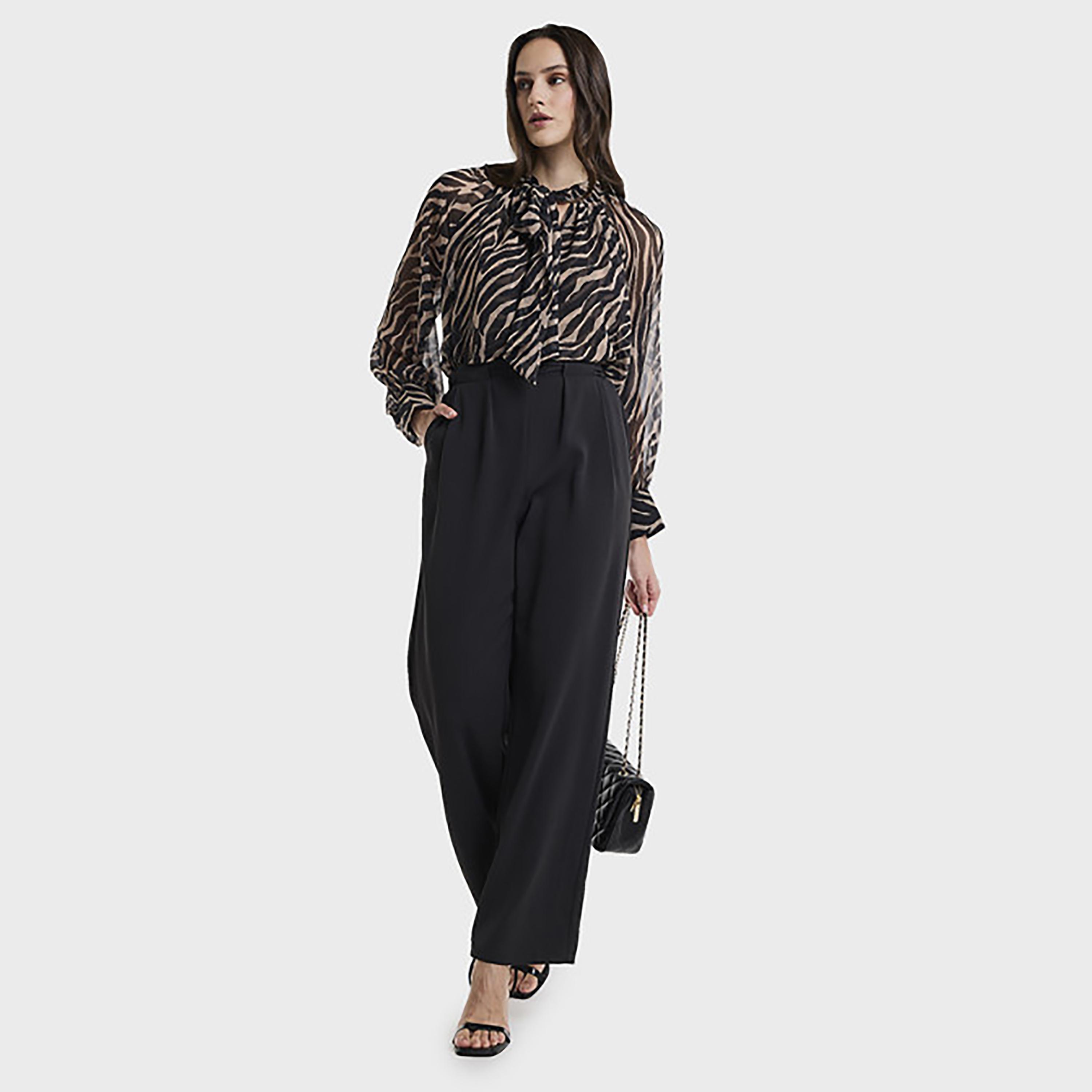 بلوزة نسائية بياقة تربط وطبعة تجريدية لون أسود من بي سي بي جي-women-clothing-shirtsandblouses-blouses-image-2