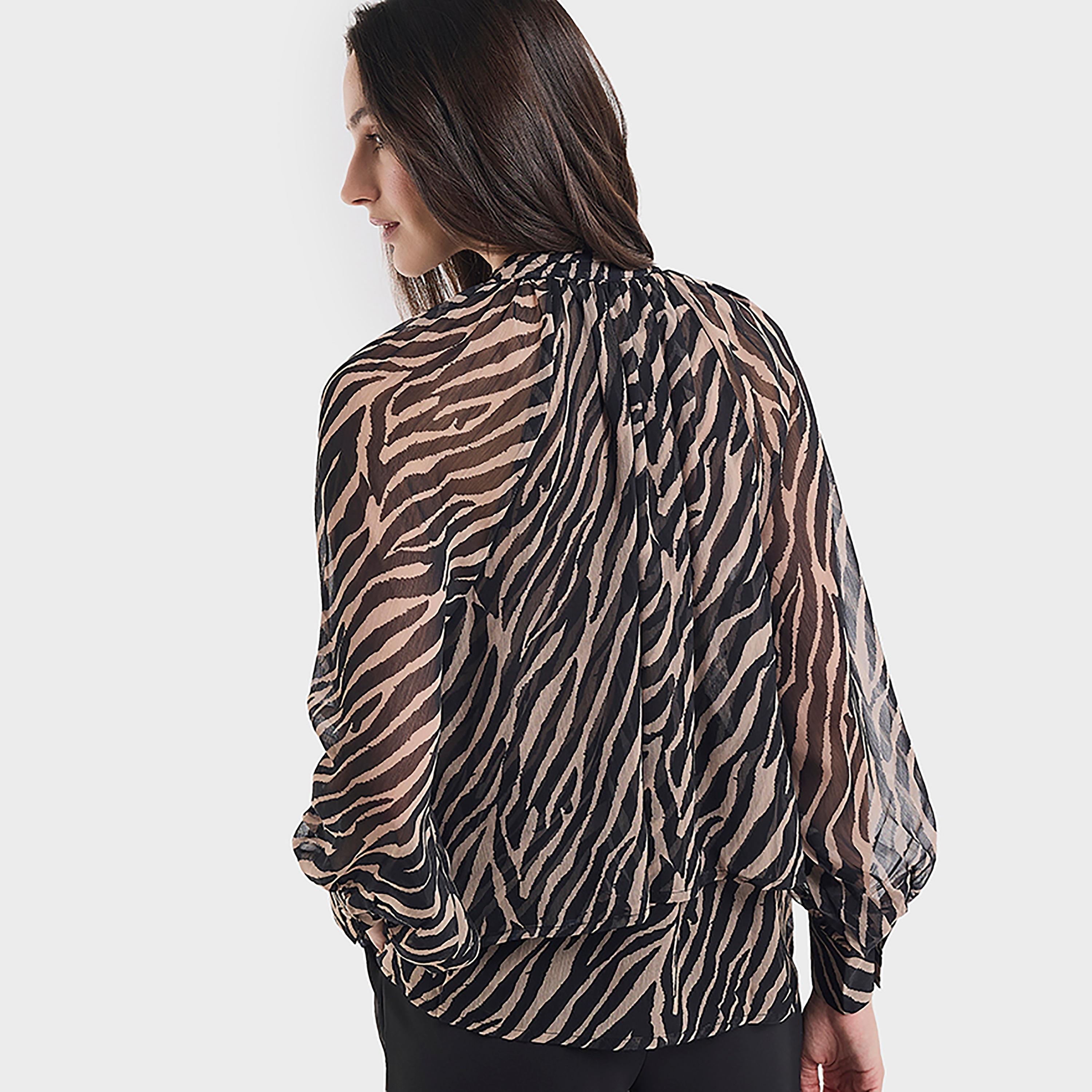 بلوزة نسائية بياقة تربط وطبعة تجريدية لون أسود من بي سي بي جي-women-clothing-shirtsandblouses-blouses-image-3