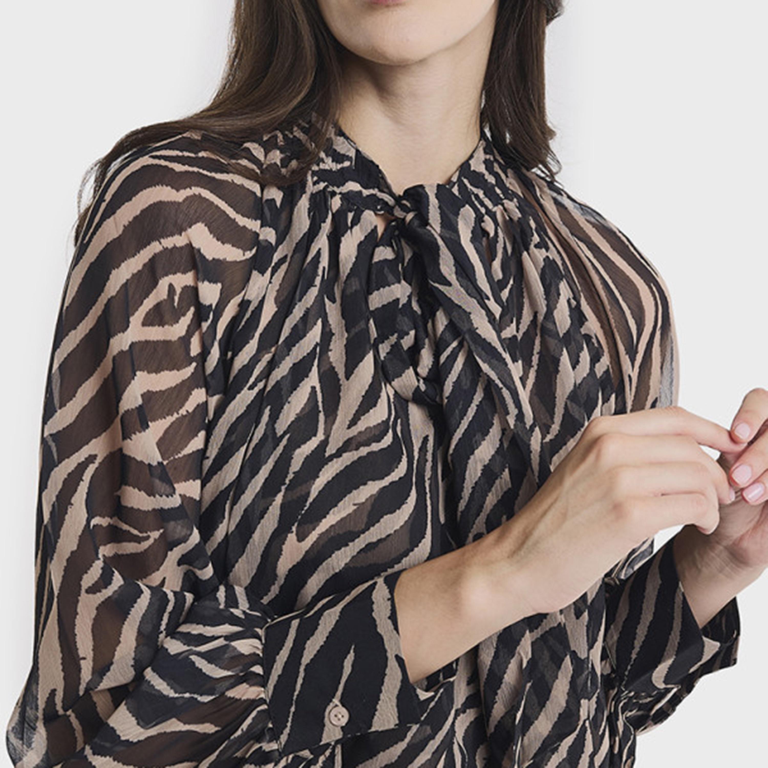 بلوزة نسائية بياقة تربط وطبعة تجريدية لون أسود من بي سي بي جي-women-clothing-shirtsandblouses-blouses-image-4