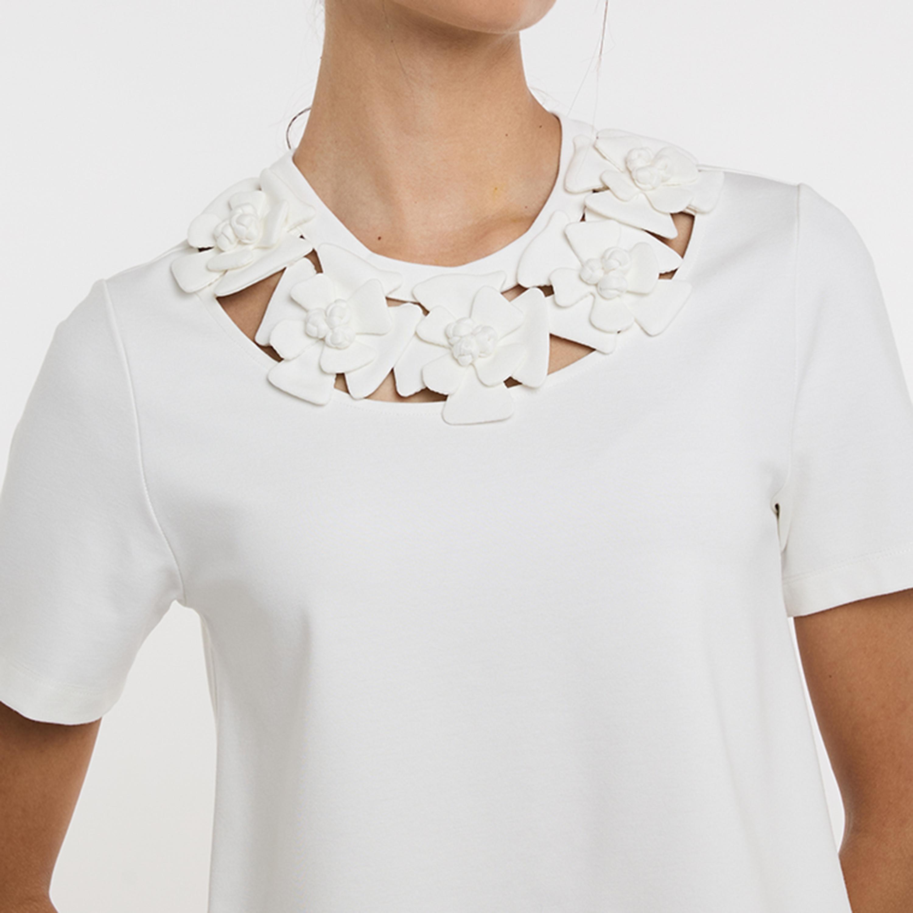 بلوزة نسائية بتفاصيل "أبليكيه" للزهور من بي سي بي جي-women-clothing-shirtsandblouses-blouses-image-4