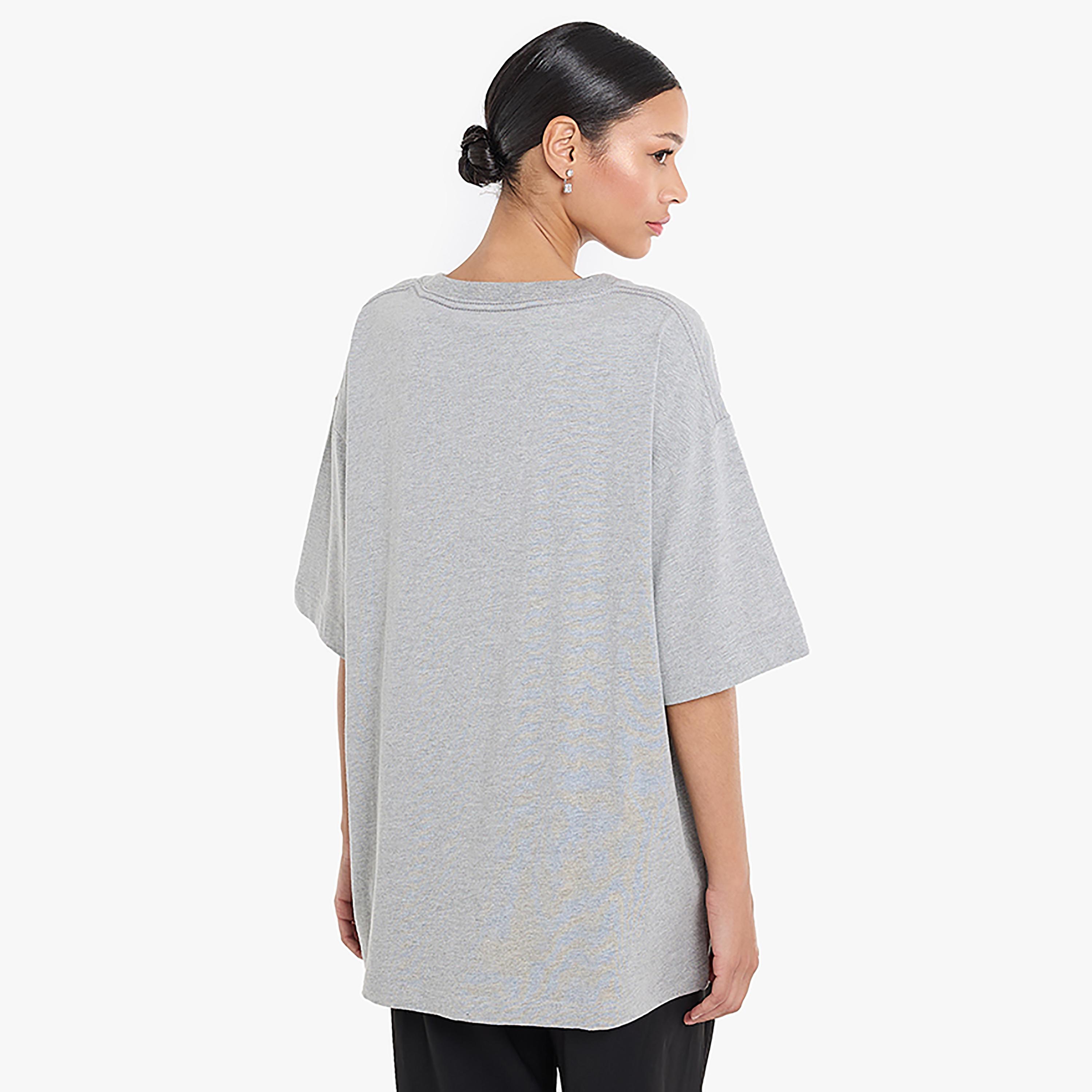 تيشيرت نسائي "أوفرسايز" بشعار مزين من بي سي بي جي-women-clothing-tshirts-image-7