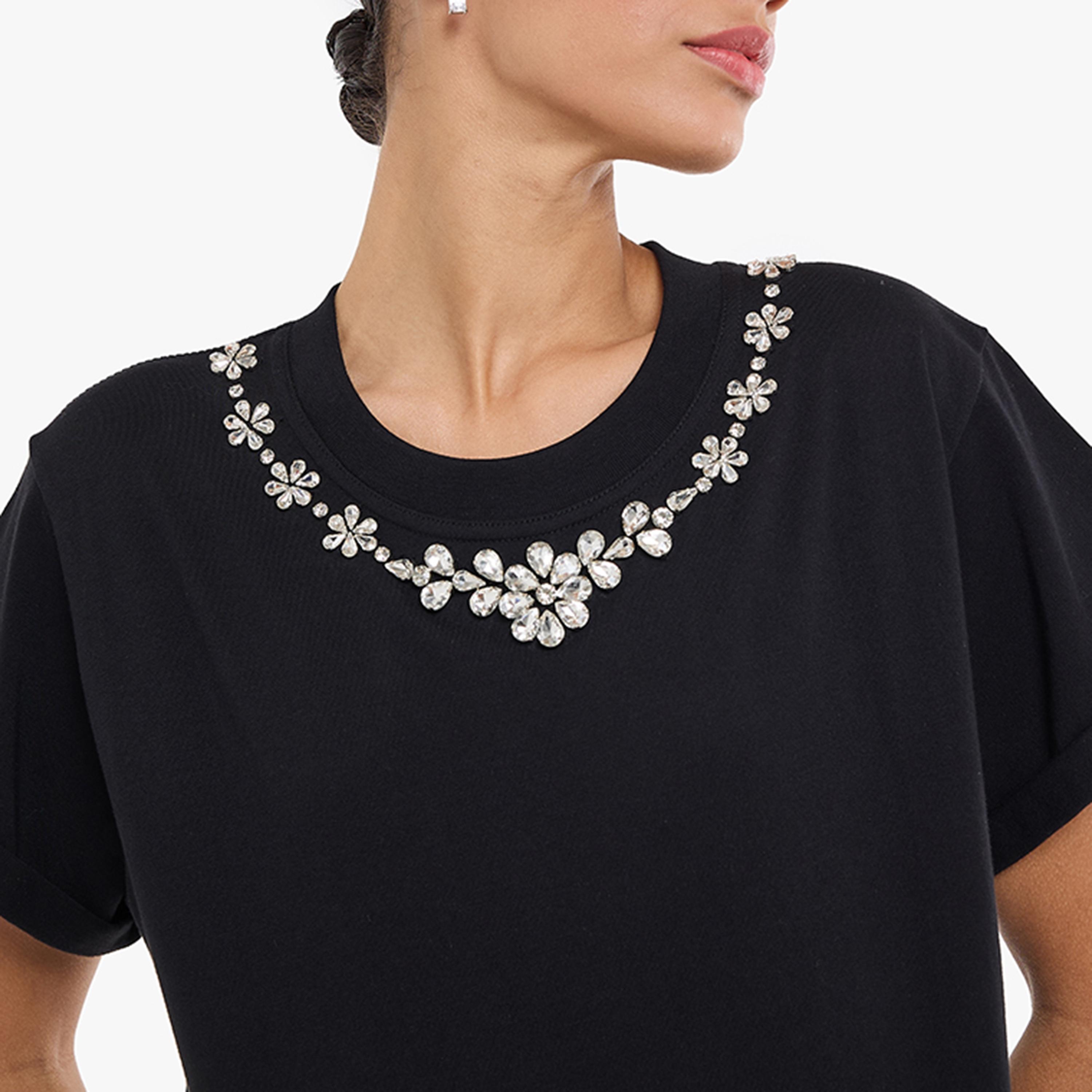 تيشيرت "كروب" نسائي بفتحة رقبة مزينة بأحجار "راينستون" من بي سي بي جي-women-clothing-tshirts-image-4