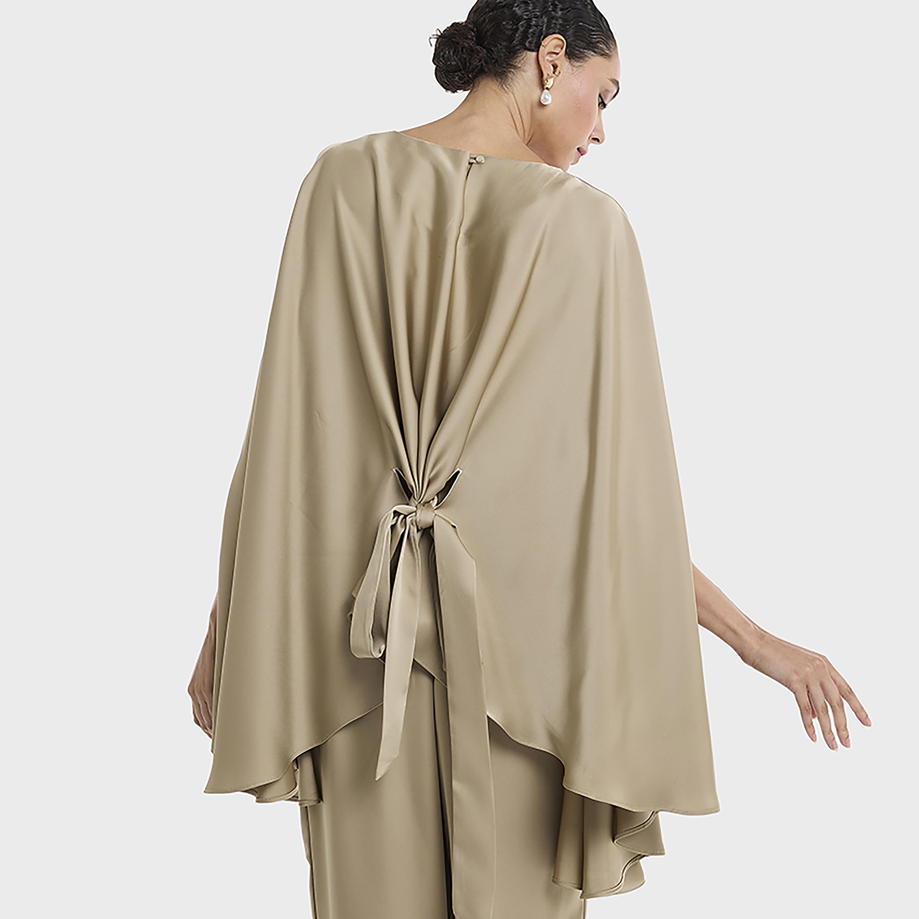 بلوزة ساتان نسائية بياقة "بوت نيك" وأكمام "كيب" من بي سي بي جي-women-clothing-shirtsandblouses-blouses-image-3