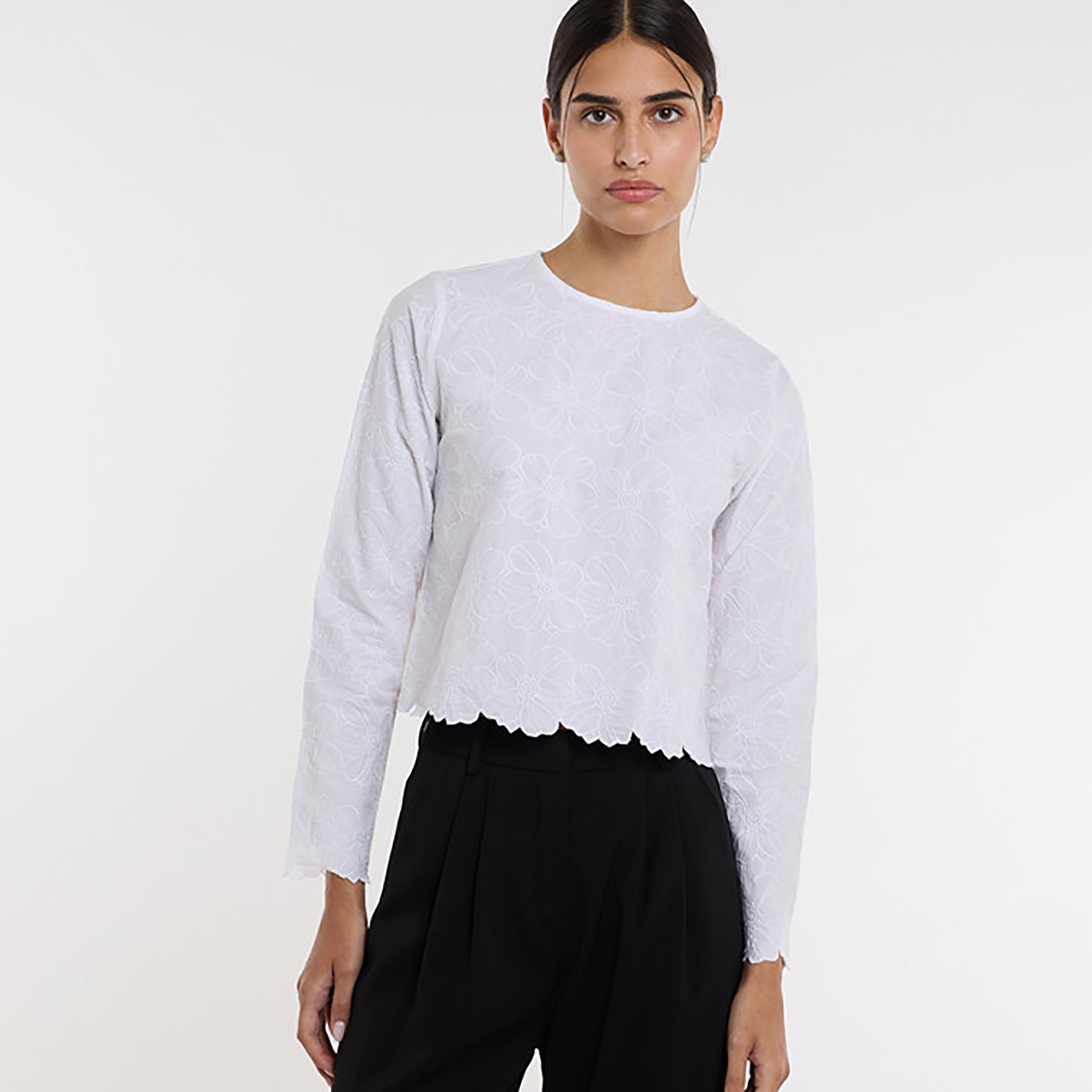بلوزة نسائية بتطريز زهور لون أبيض من بي سي بي جي-women-clothing-shirtsandblouses-blouses-image-1