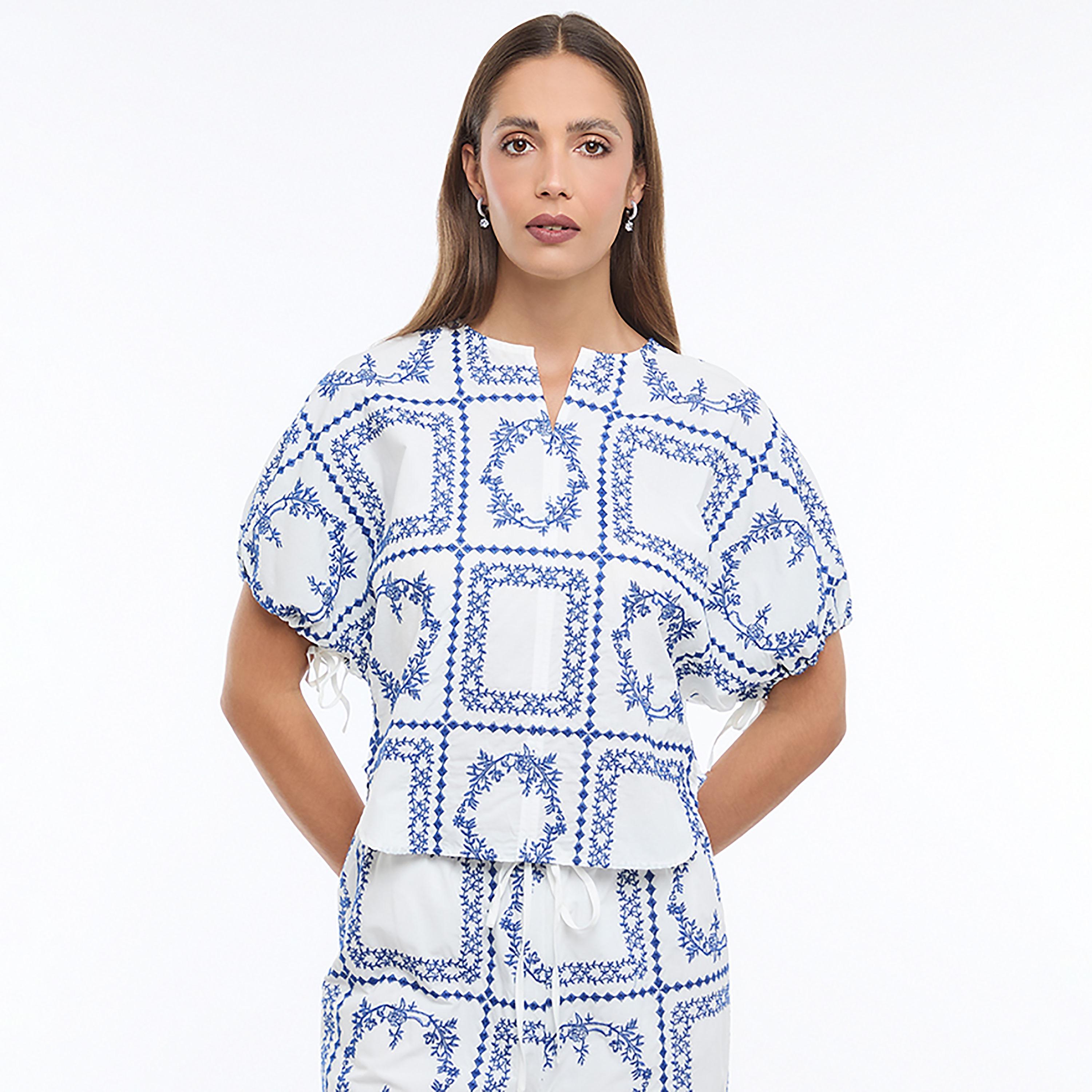 بلوزة نسائية بأكمام منفوخة وتطريز زهور لون أبيض من بي سي بي جي-women-clothing-shirtsandblouses-blouses-image-1