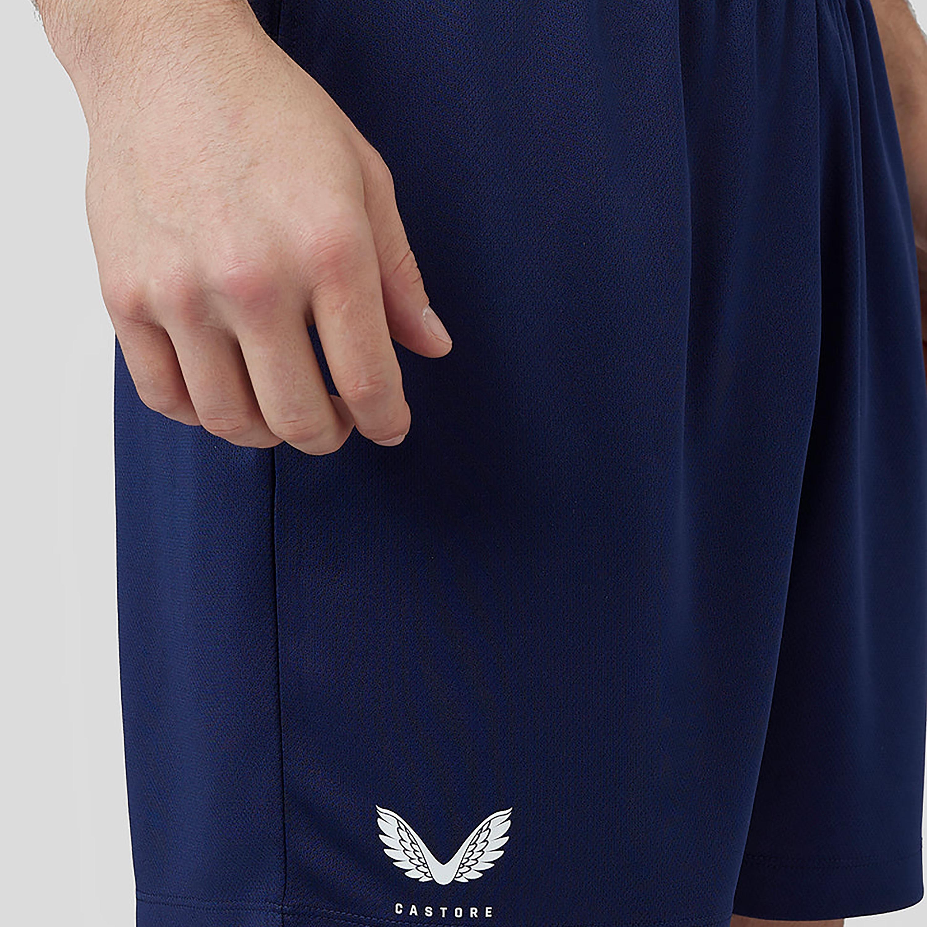 شورت رجالي بحزام خصر مطاطي يحمل شعار Castore-men-clothing-bottoms-shorts-image-3