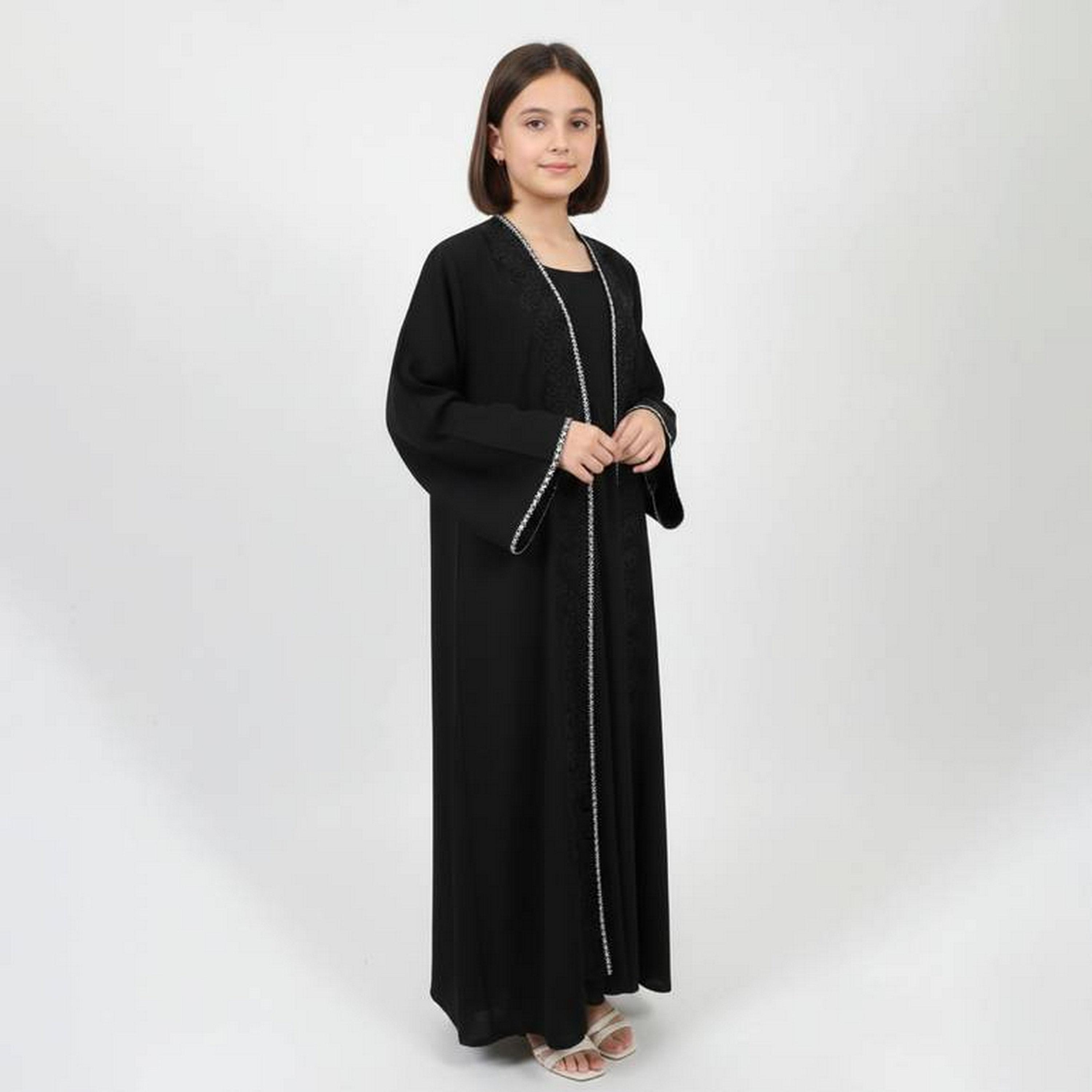عباءة كتان بأكمام واسعة وتطريز متباين مع طرحة للبنات من حوراء - أسود-girls-arabicclothing-abayas-image-1