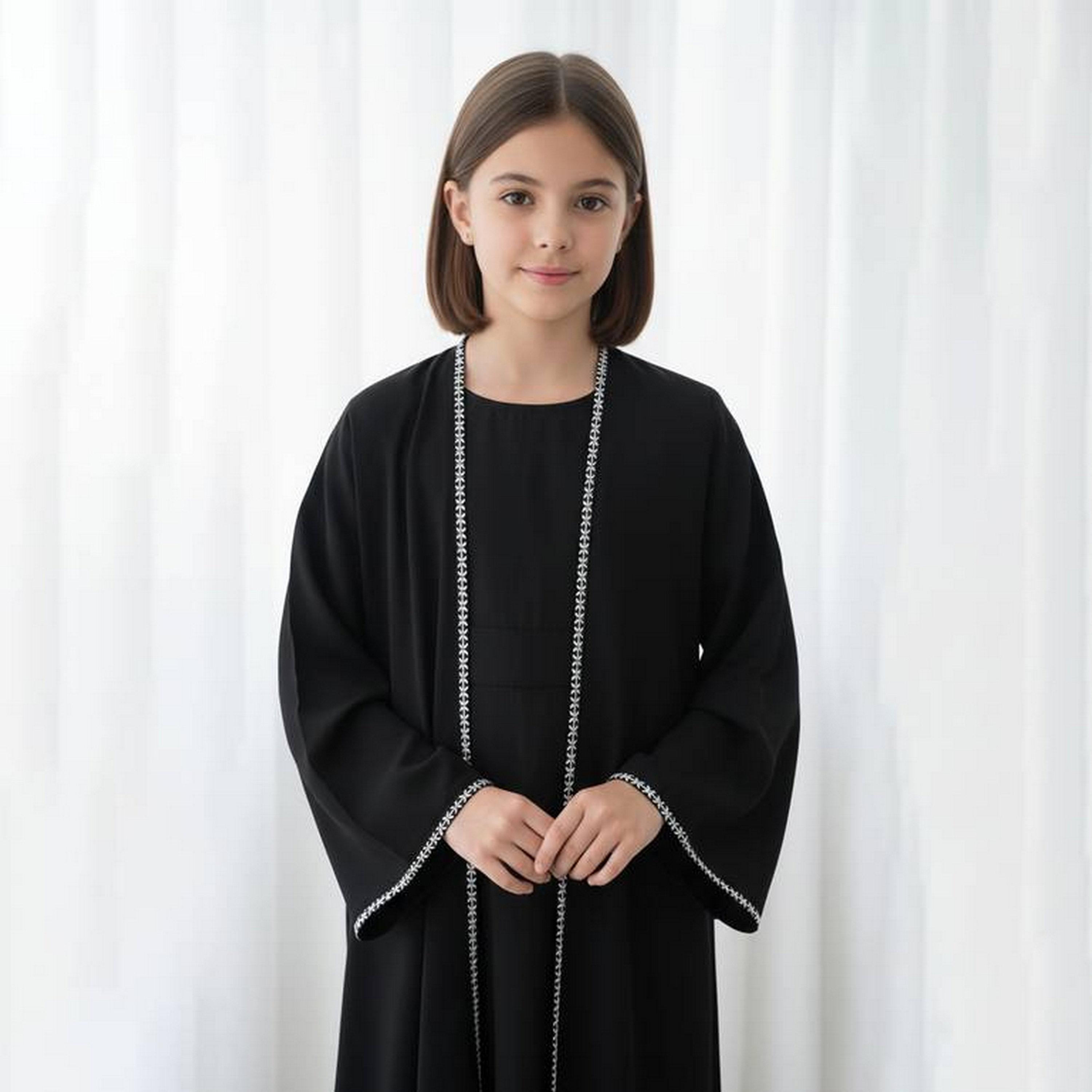 عباءة كتان بأكمام واسعة وتطريز متباين مع طرحة للبنات من حوراء - أسود-girls-arabicclothing-abayas-image-2