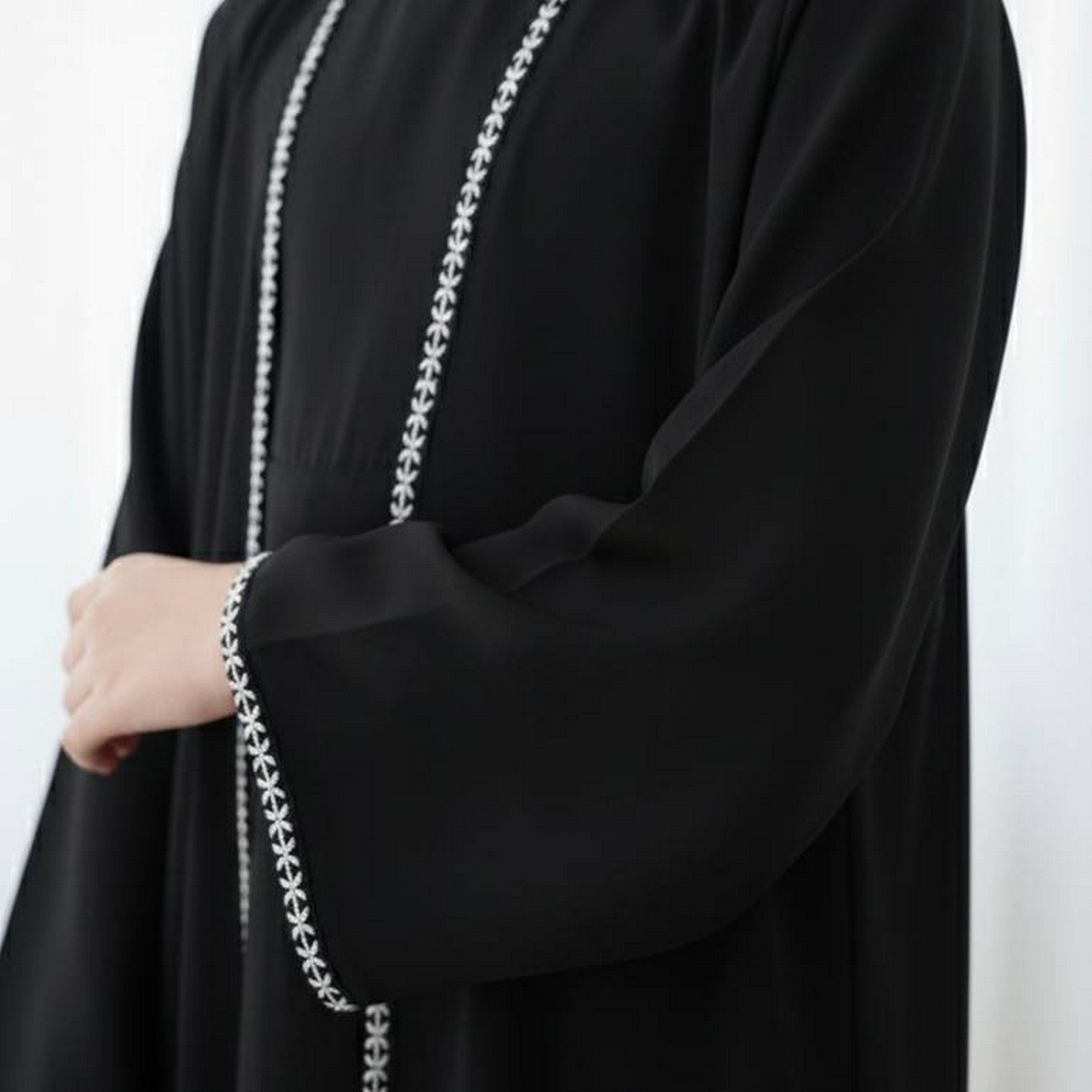 عباءة كتان بأكمام واسعة وتطريز متباين مع طرحة للبنات من حوراء - أسود-girls-arabicclothing-abayas-image-3