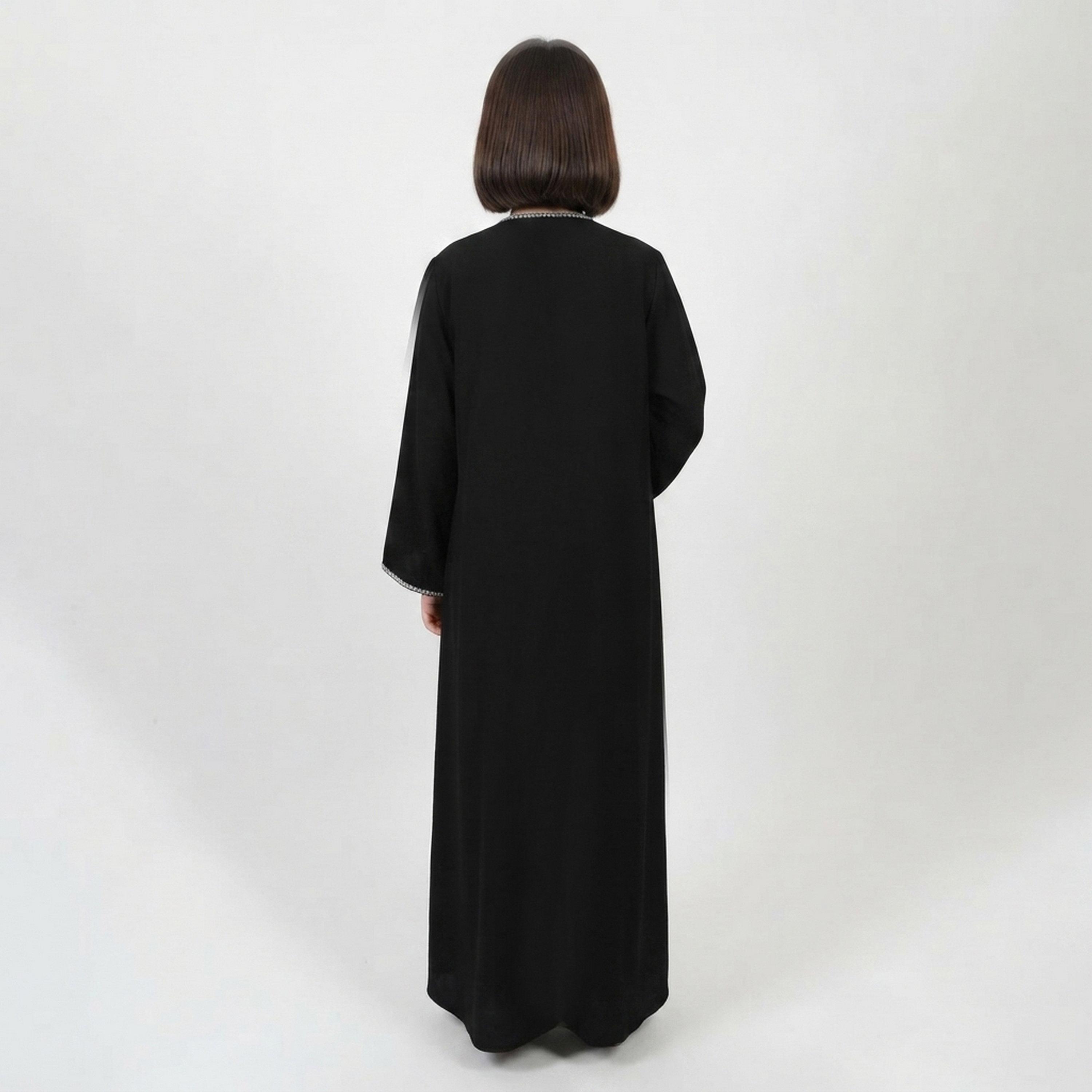 عباءة كتان بأكمام واسعة وتطريز متباين مع طرحة للبنات من حوراء - أسود-girls-arabicclothing-abayas-image-4